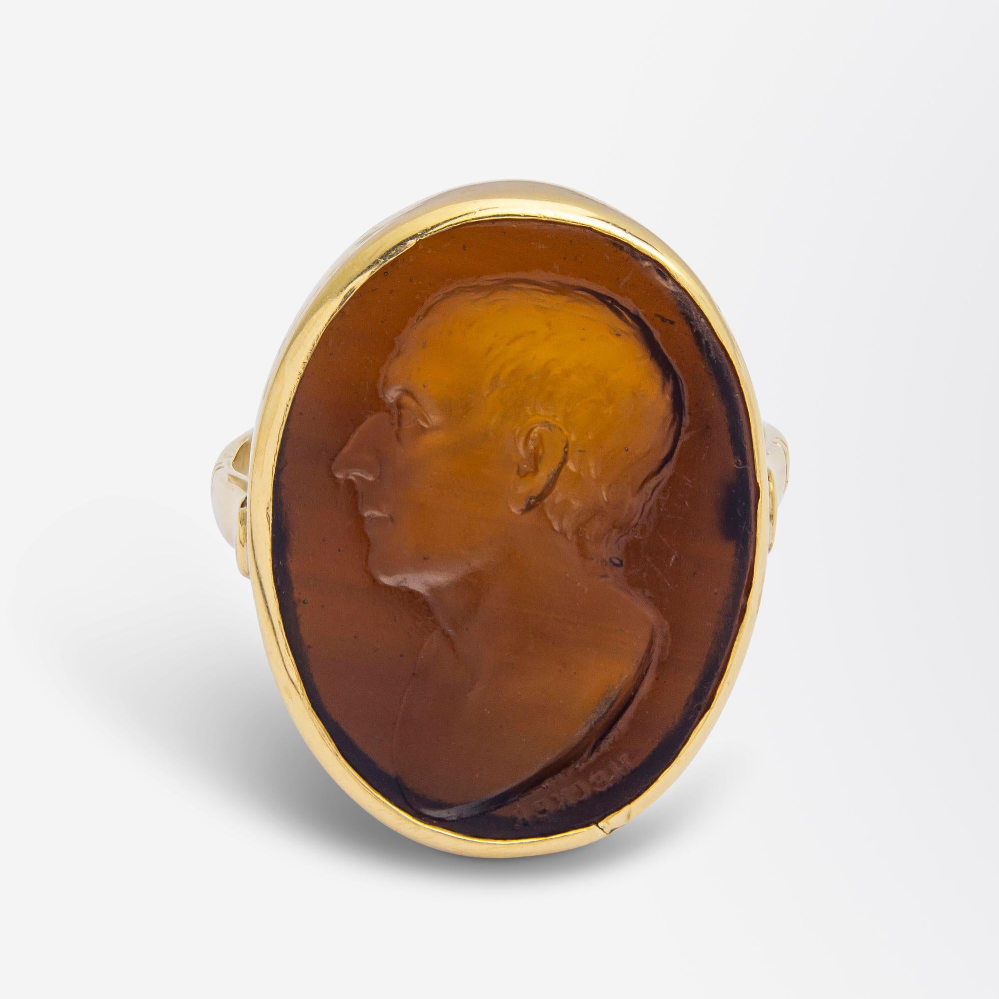 Ring aus 18 Karat Gelbgold mit braunem Glas-Intaglio von 'Hecker (Klassisch-römisch) im Angebot