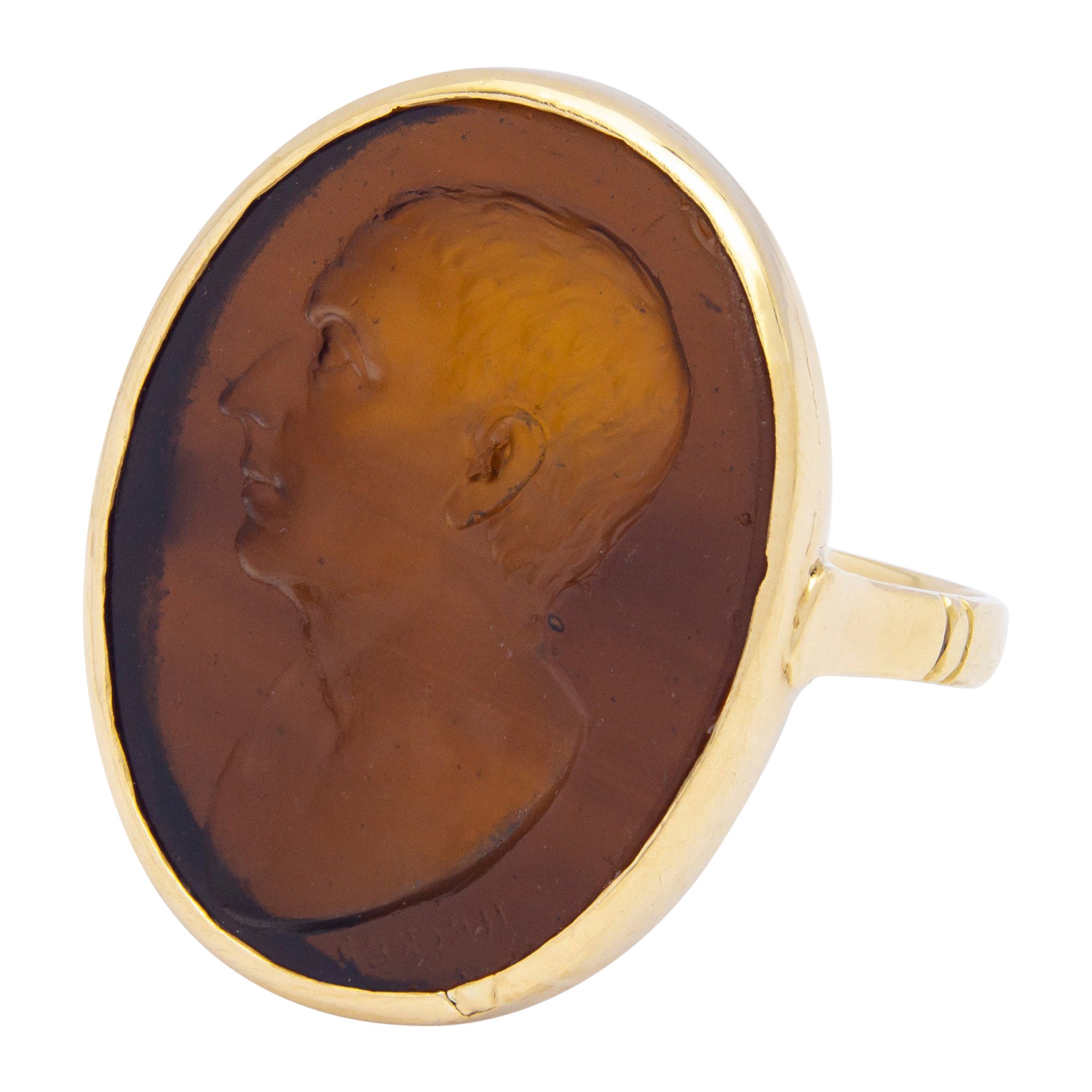 Anillo de oro amarillo de 18 quilates con calcografía de vidrio marrón de 'Hecker