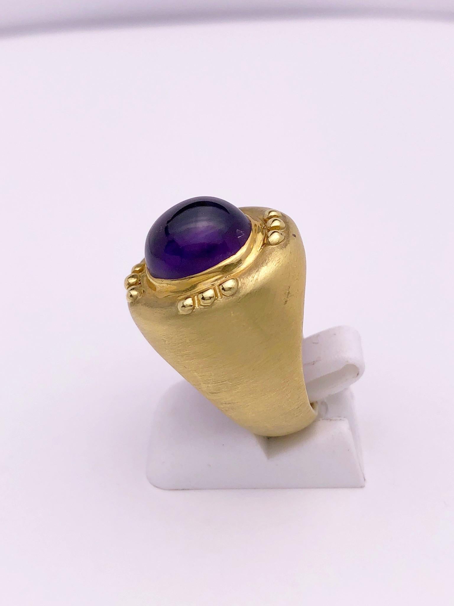 18 Karat Yellow Gold Ring with Cabochon Oval Amethyst 1