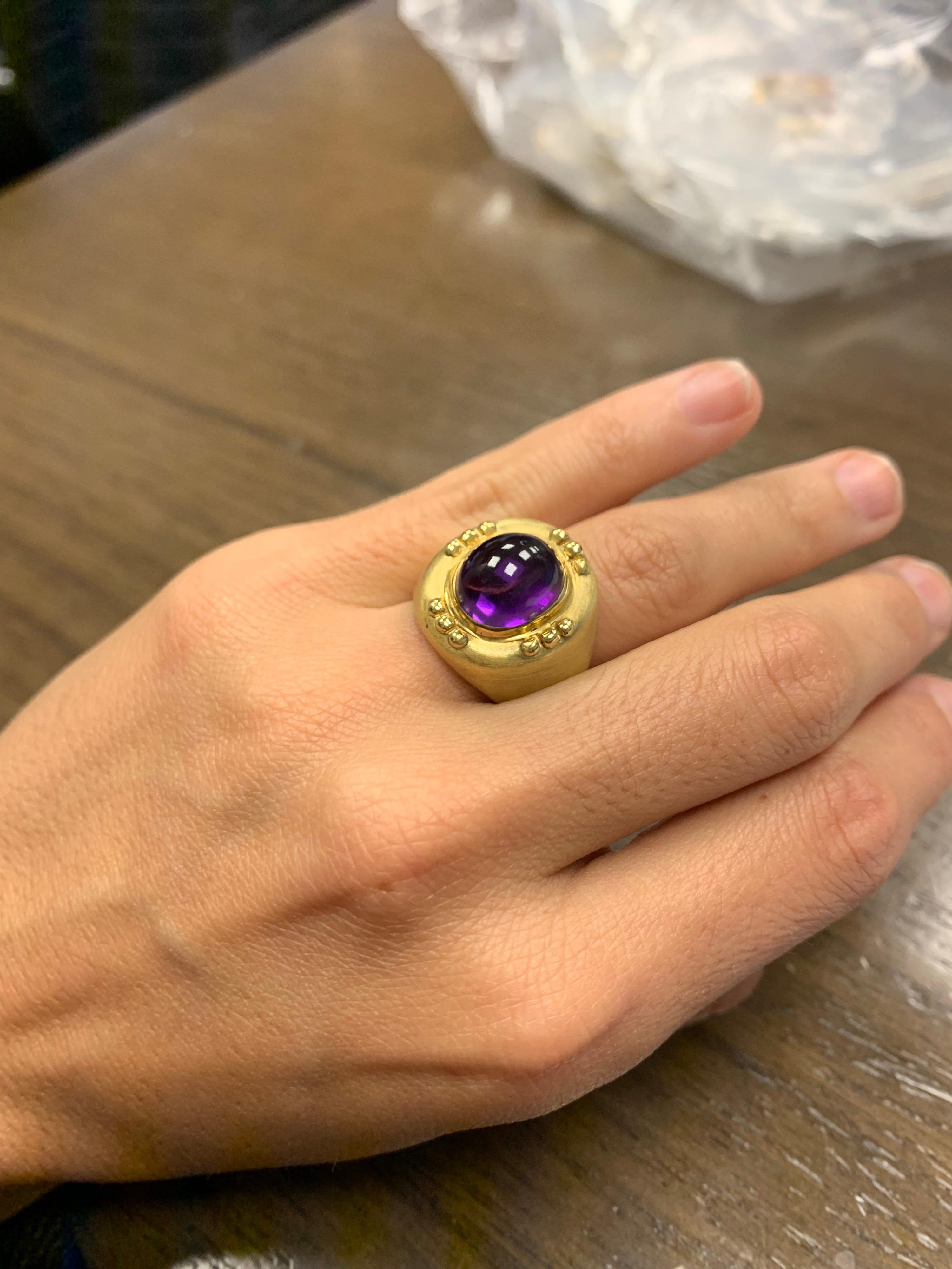 18 Karat Yellow Gold Ring with Cabochon Oval Amethyst 2