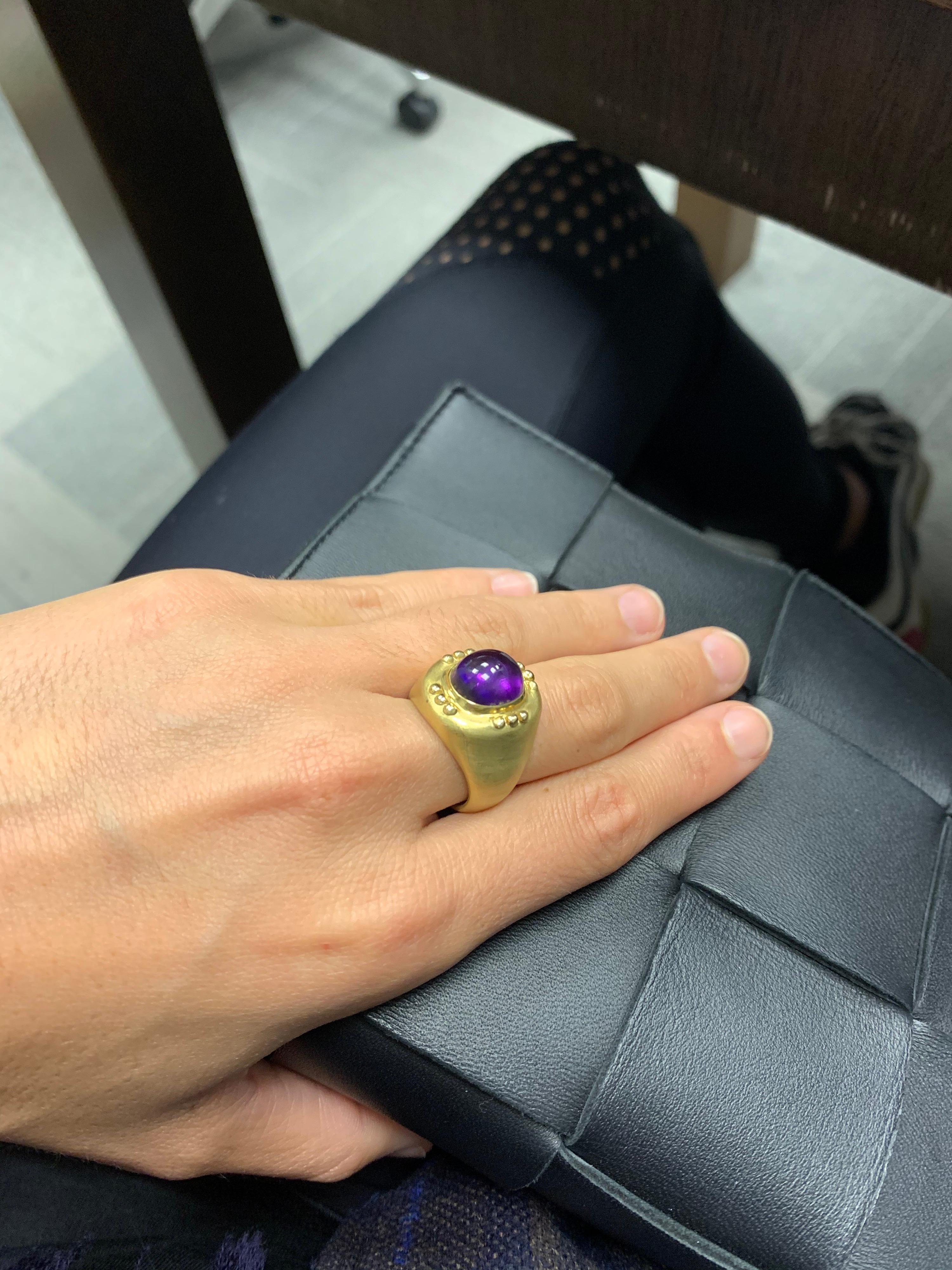 18 Karat Yellow Gold Ring with Cabochon Oval Amethyst 3