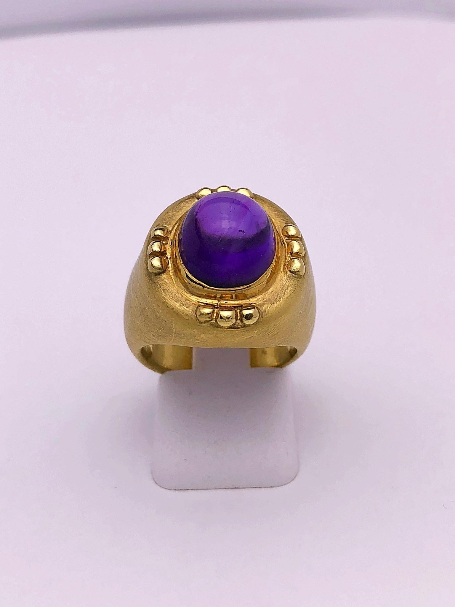 Contemporary 18 Karat Yellow Gold Ring with Cabochon Oval Amethyst