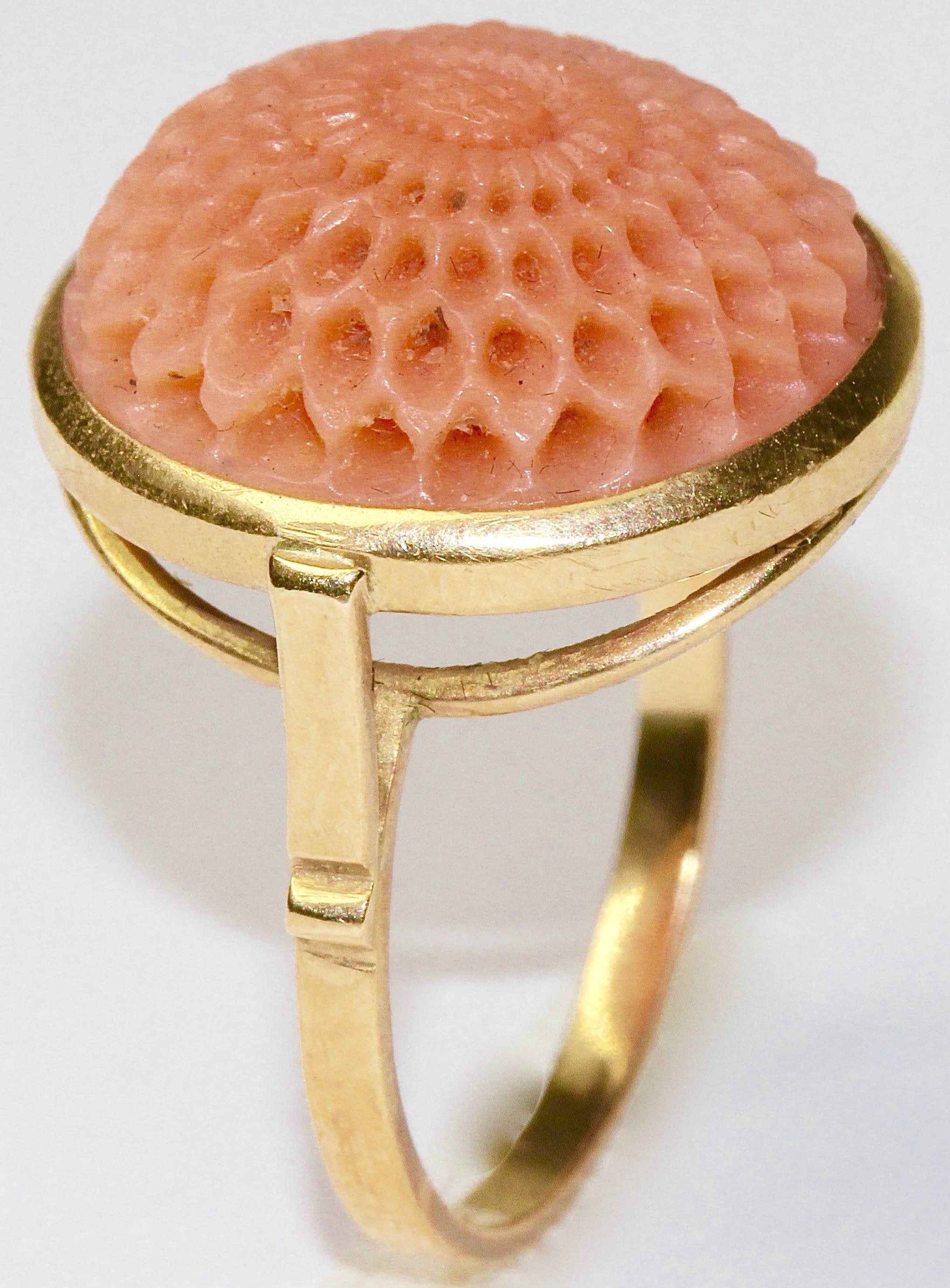 Beautiful gold ring with intricately carved salmon coral.
Hallmarked.
A small chipping outside.

Ring size (diameter): 17.8mm