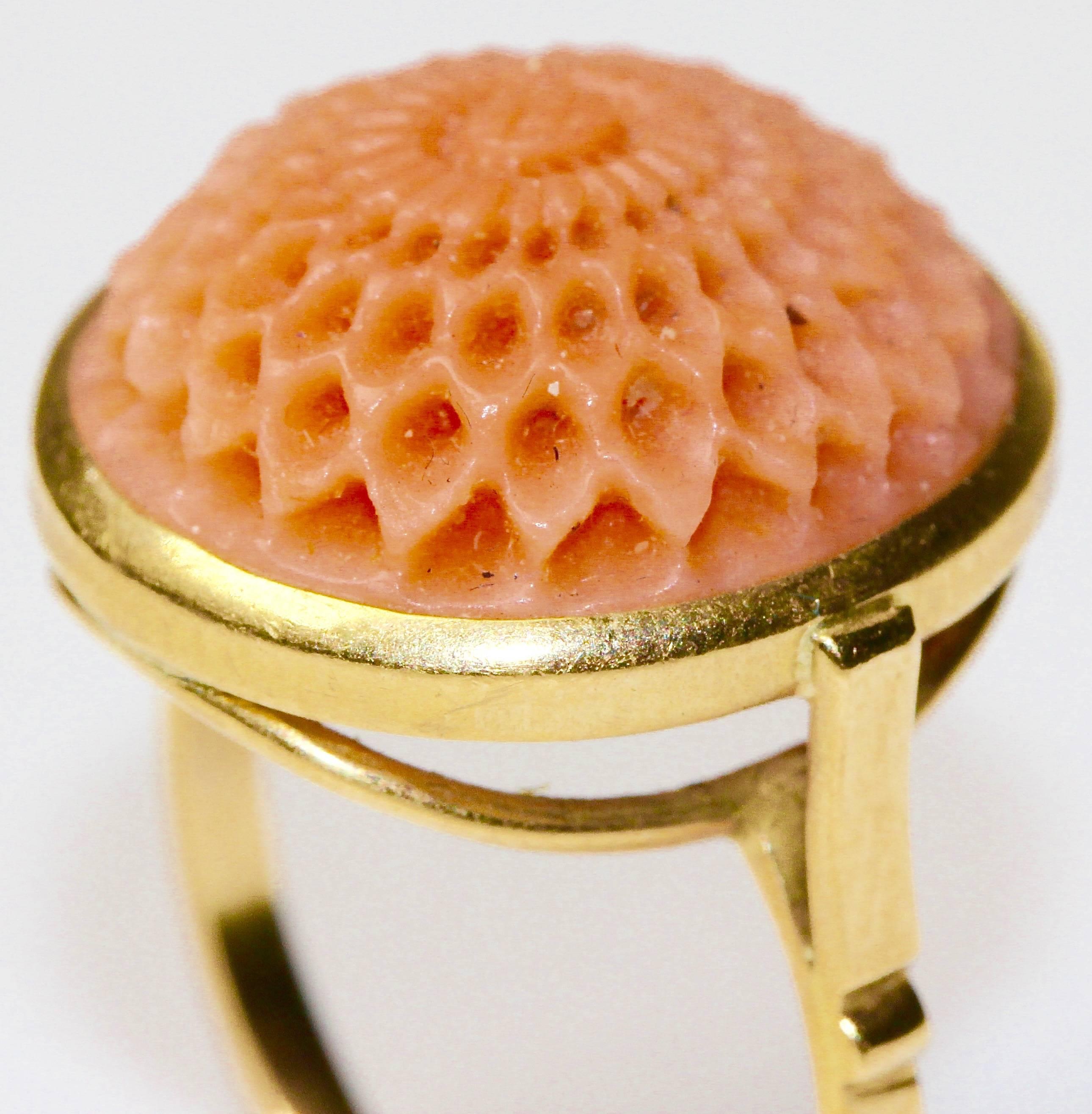 18 Karat Yellow Gold Ring with Intricately Carved Salmon Coral In Fair Condition For Sale In Berlin, DE