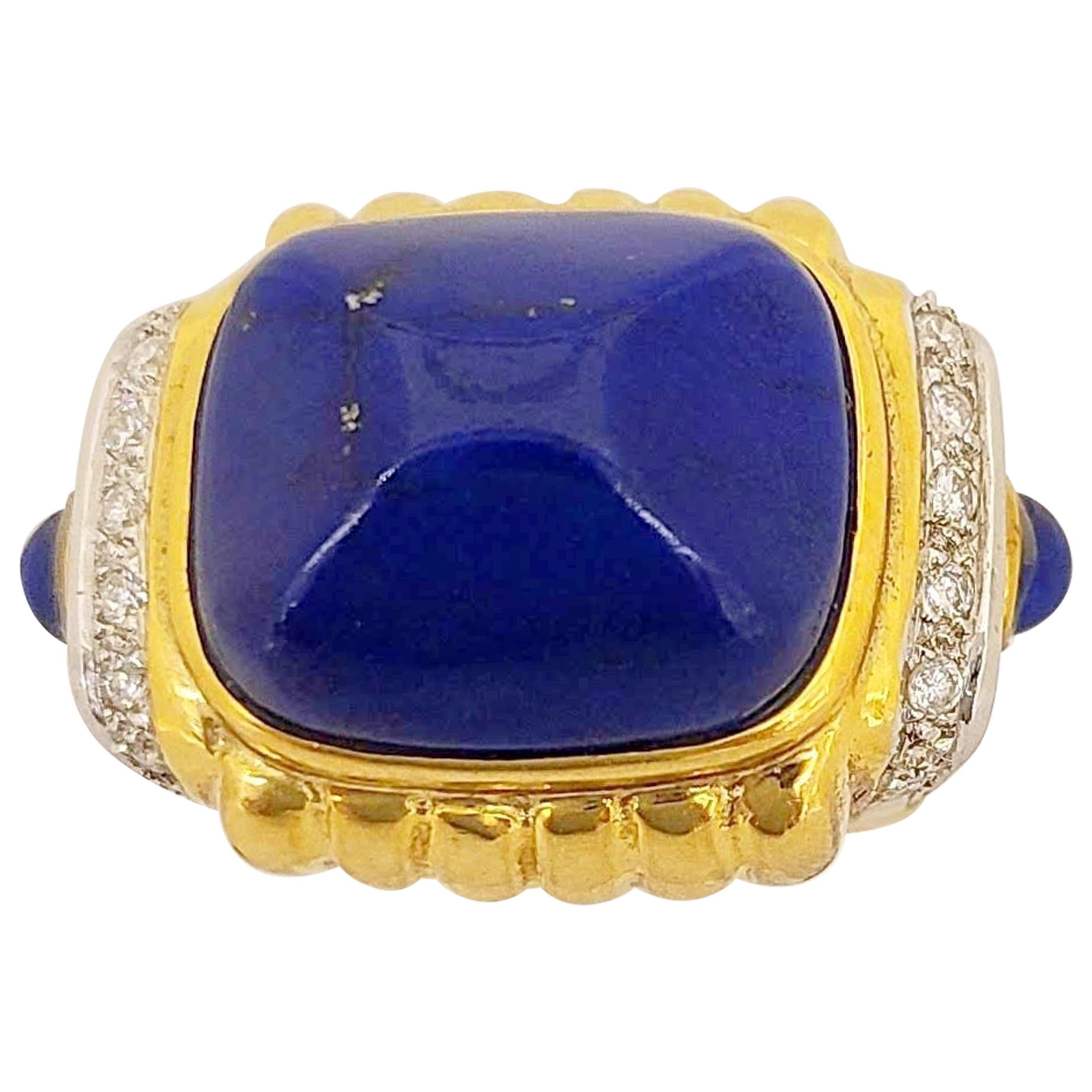 Taille cabochon « sugarloaf » Bague en or jaune 18 carats avec lapis-lazuli et diamants en vente