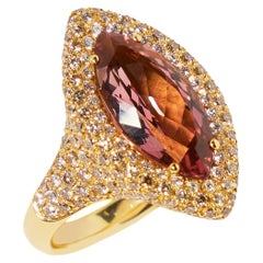 Anillo de oro amarillo de 18 quilates con turmalina talla marquesa y diamantes engastados