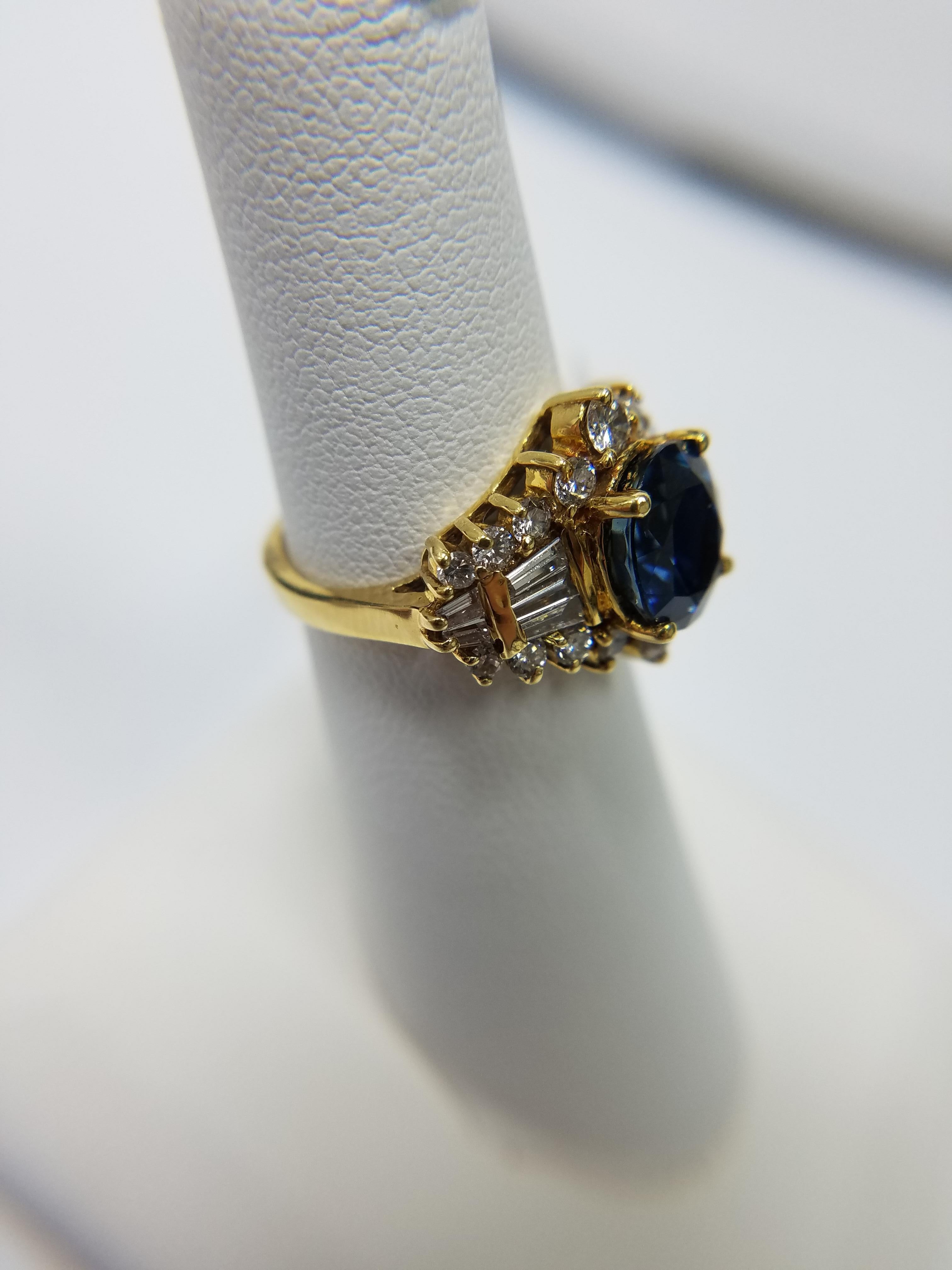 18 Karat Yellow Gold Ring with Sapphire Center Stone and Diamonds In Good Condition In New York, NY