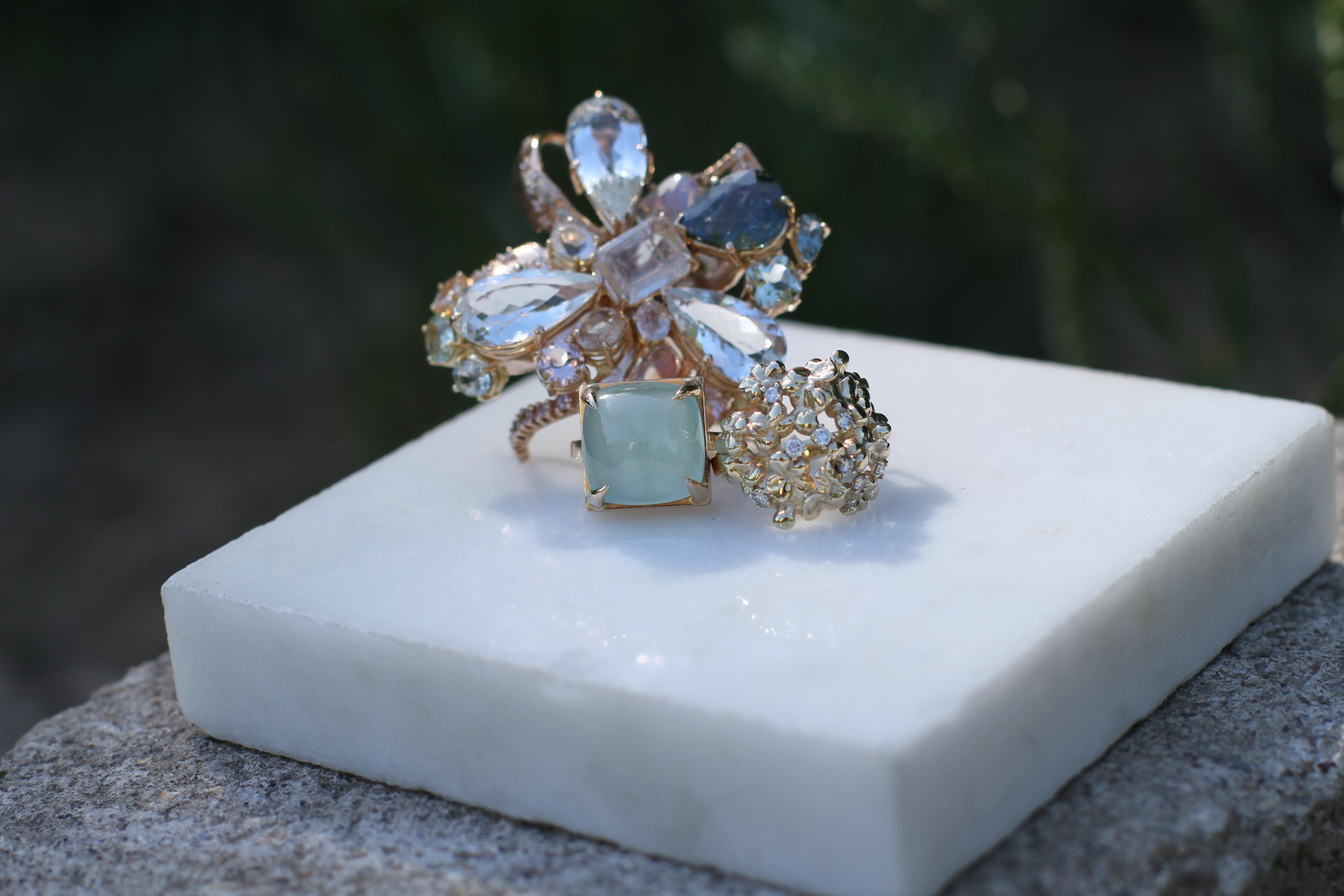 Women's or Men's Eighteen Karat Yellow Gold Contemporary Cocktail Sugarloaf Aquamarine Ring  For Sale