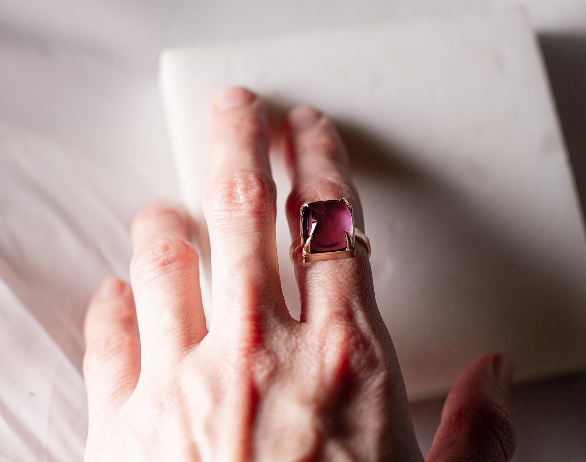 Women's or Men's Sugarloaf Pink Tourmaline Eighteen Karat Yellow Gold Engagement Ring For Sale