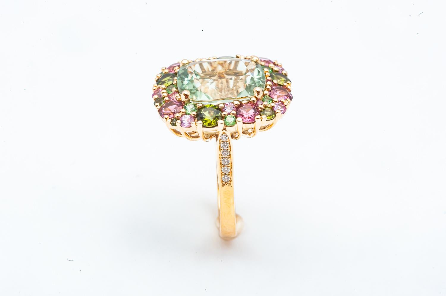 18 karat Yellow Gold Ring with Tsavorites, Saphire, Tourmaline and Diamonds In New Condition In Vannes, FR