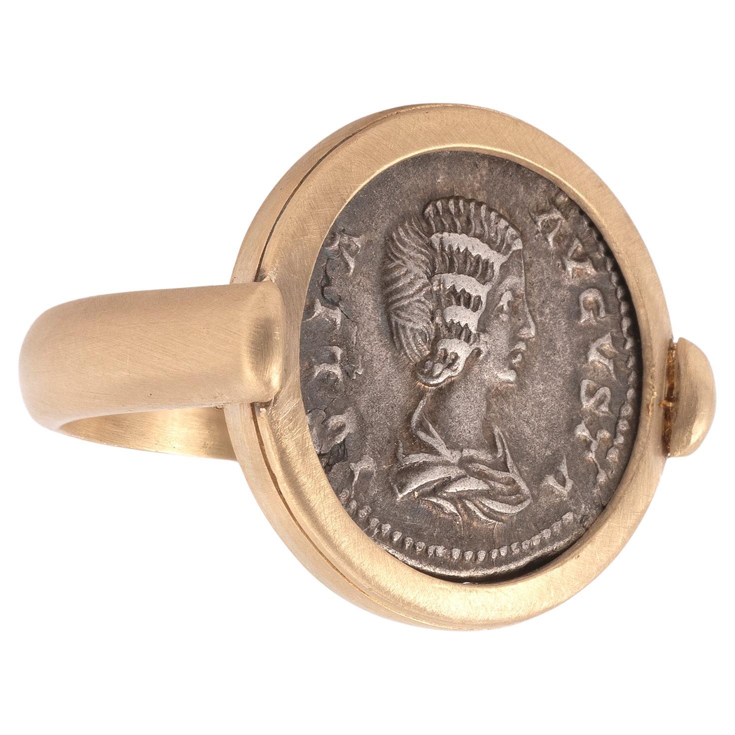 18 Karat Yellow Gold Roman Silver Coin Julia Domna Augusta Men's Ring In Excellent Condition In Firenze, IT