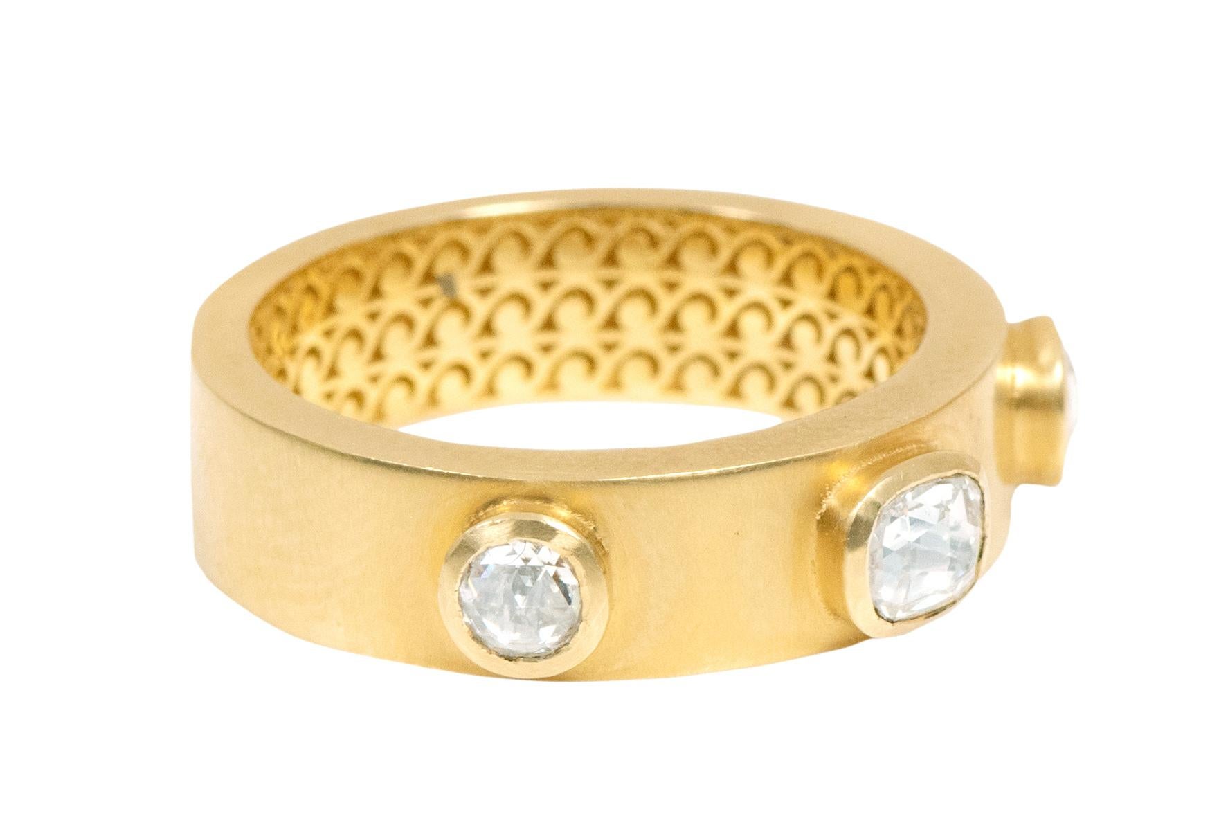 dreistein-Ring aus 18 Karat Gelbgold mit Diamant im Rosenschliff im Art-Deco-Stil

Dieser beispielhafte Solitär-Diamant im Rosenschliff ist ein beeindruckender Art-Deco-Ring. Der breite Ring in italienischem Gelbgold ist mit 2 runden