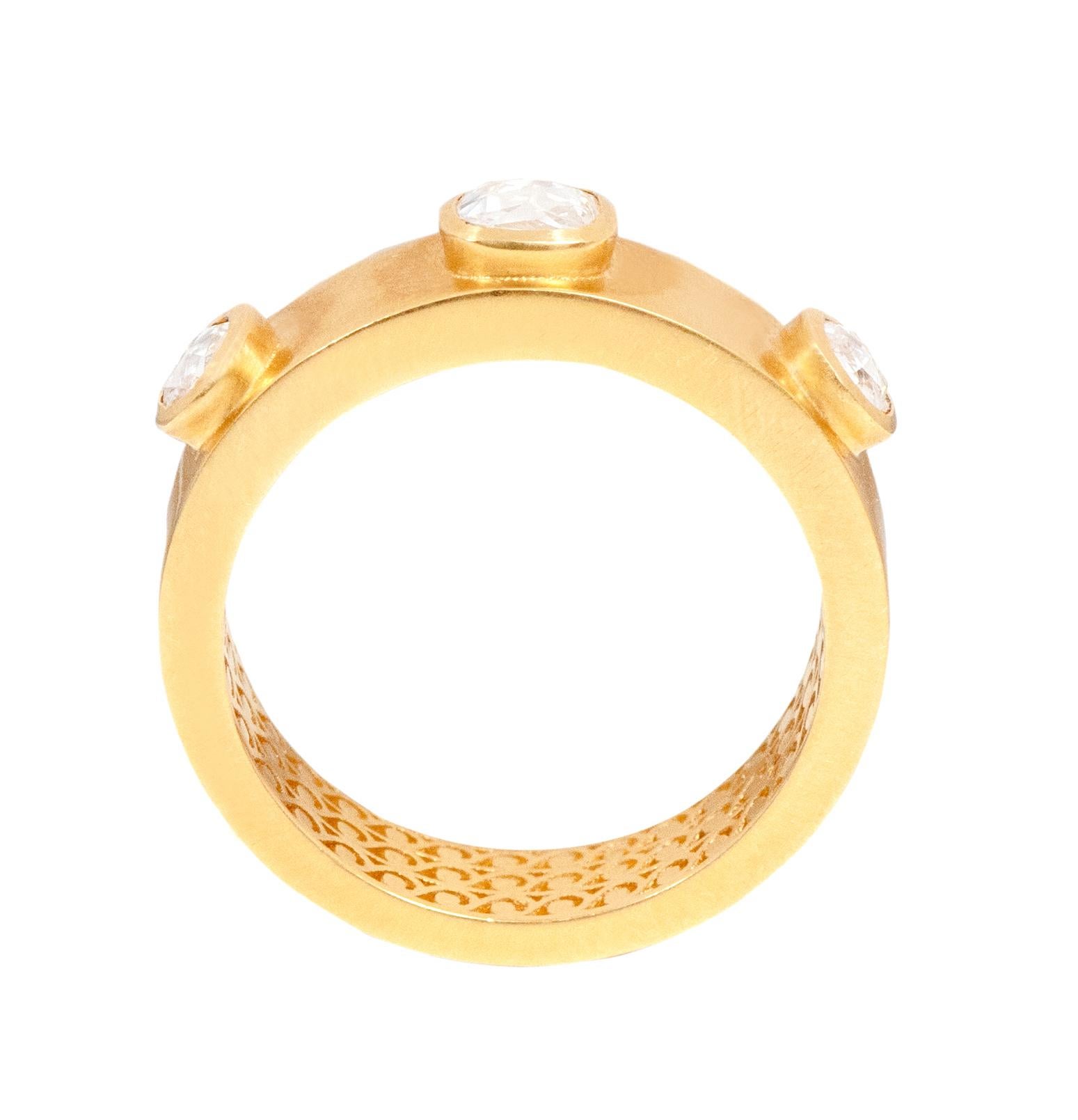 Bague à trois pierres en or jaune 18 carats et diamants taille rose de style Art déco Pour femmes en vente