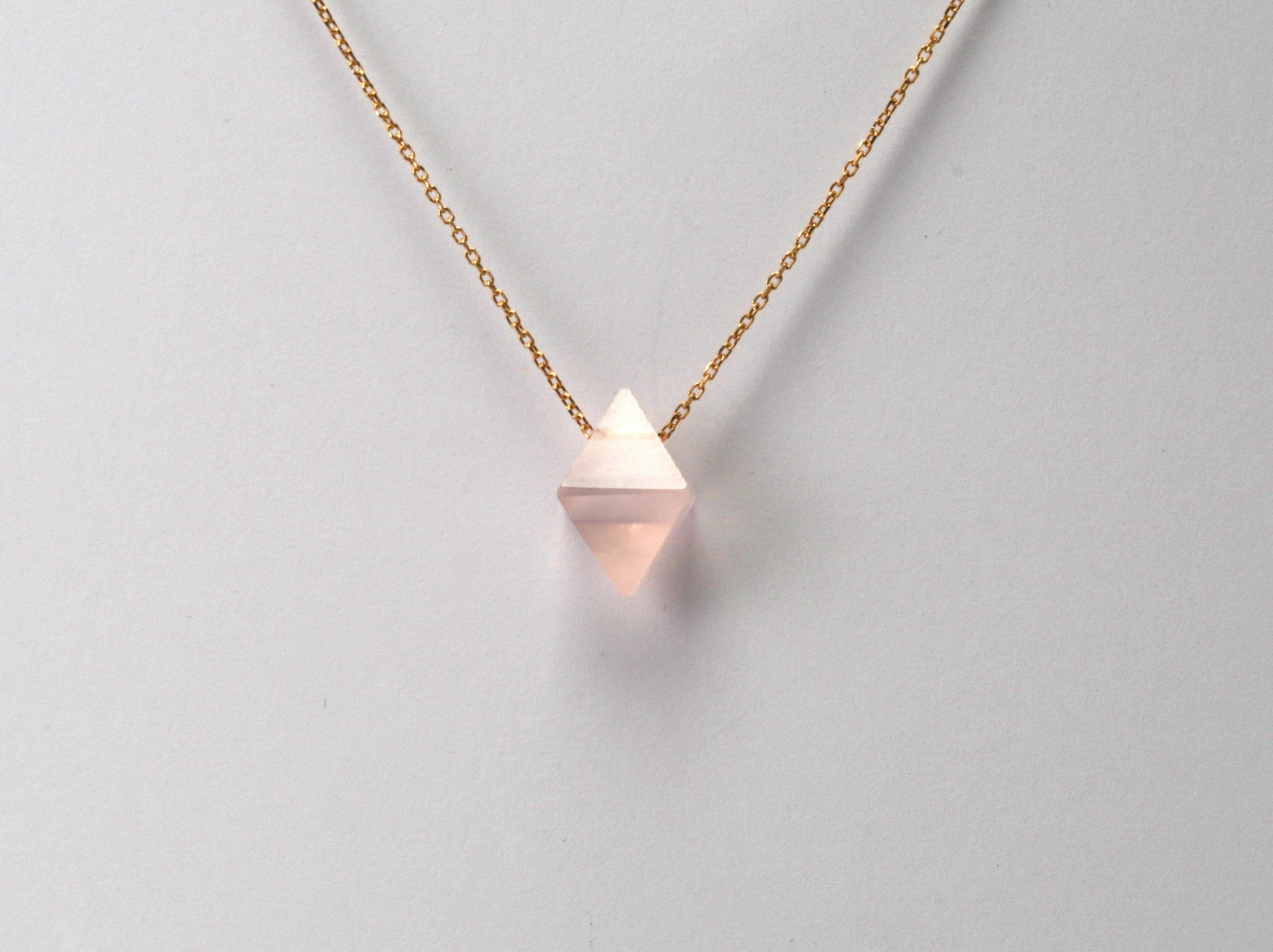 Collier en or 18 kt avec quartz rose
Couleur or : jaune
Dimensions : 44 cm de longueur
Poids total : 2.09 grammes

Set avec :
- Quartz rose
Coupe : Mixte
Couleur : rose