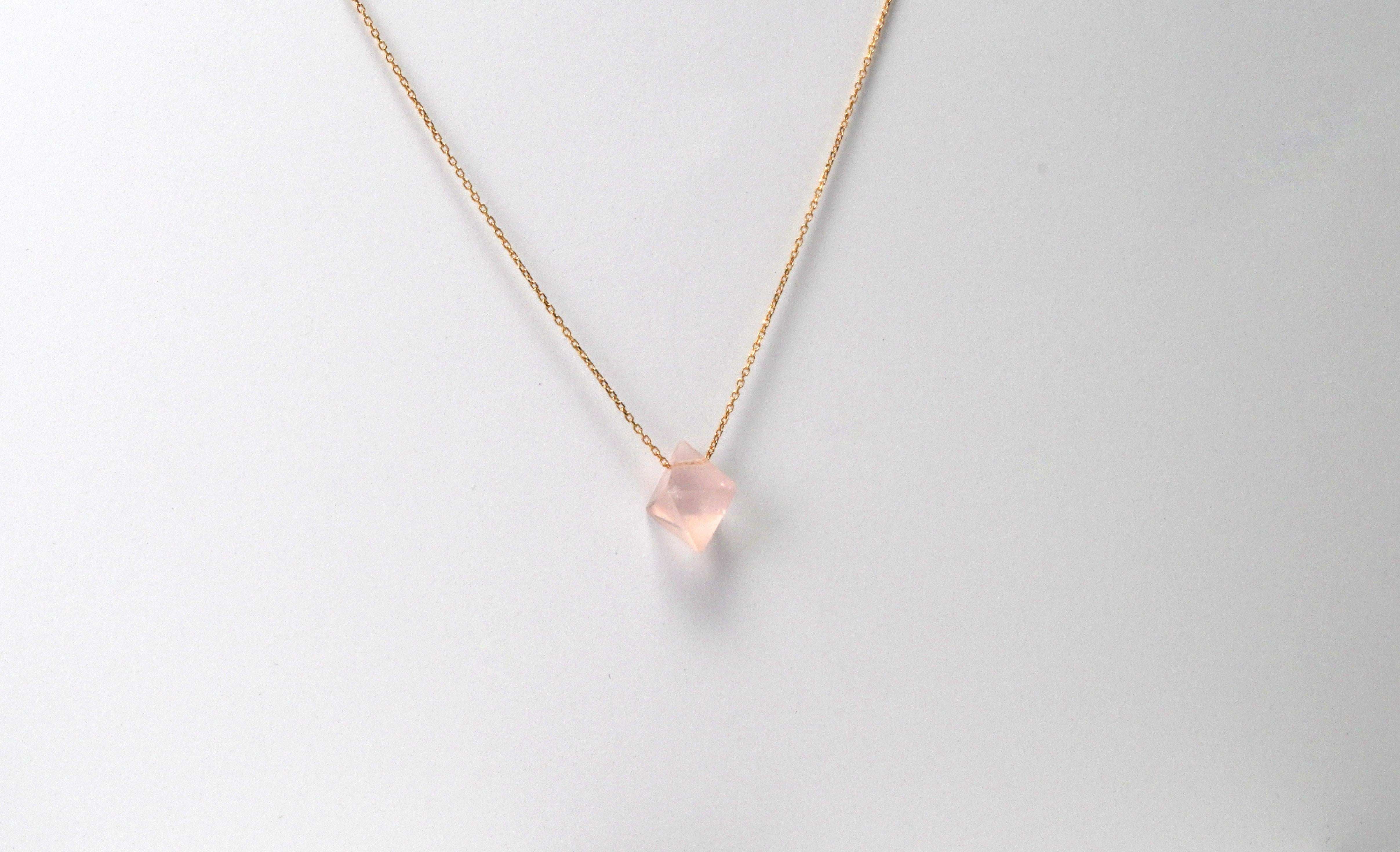 Moderne Collier en or jaune 18 carats et quartz rose en vente