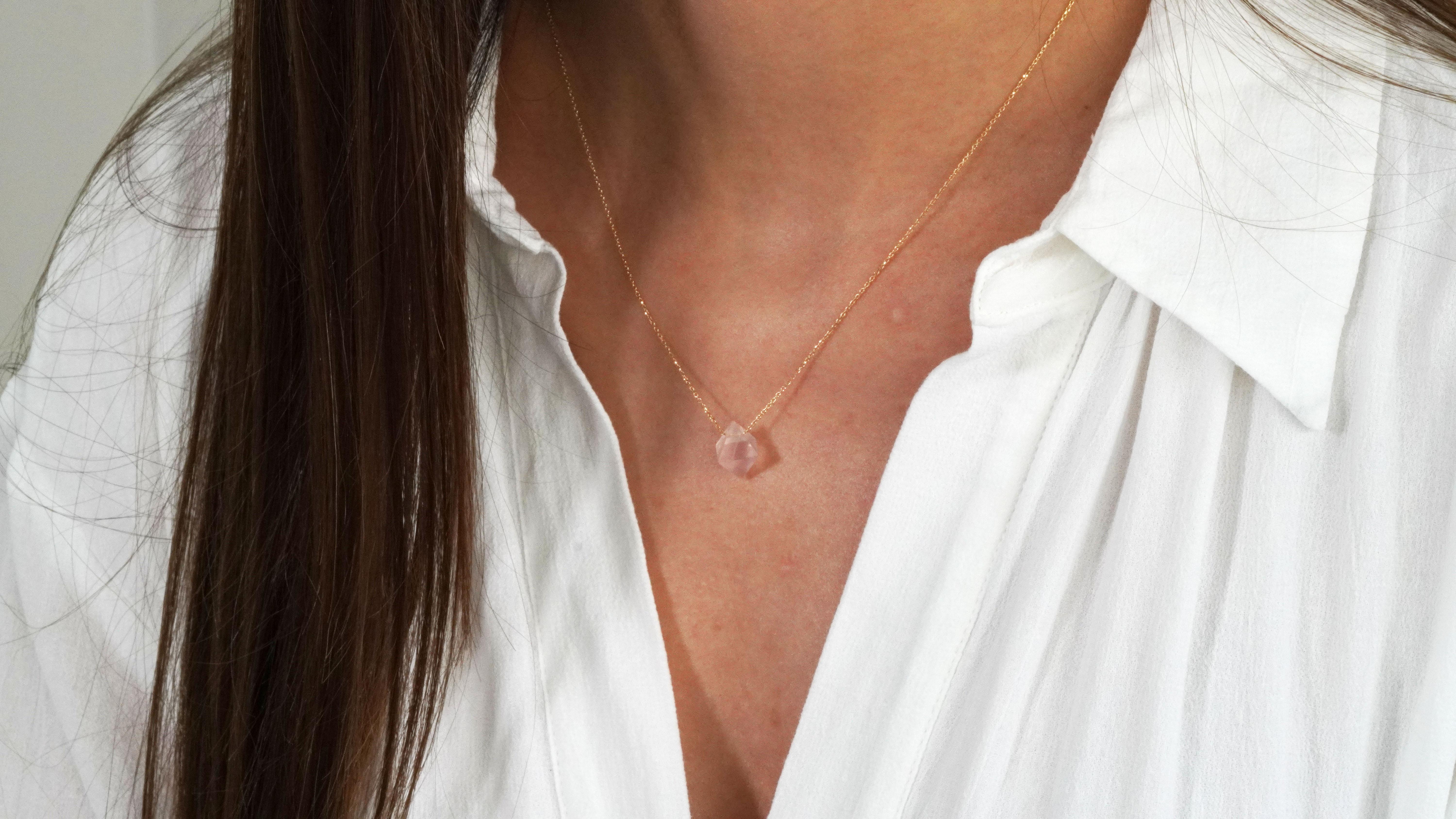 Collier en or jaune 18 carats et quartz rose Pour femmes en vente