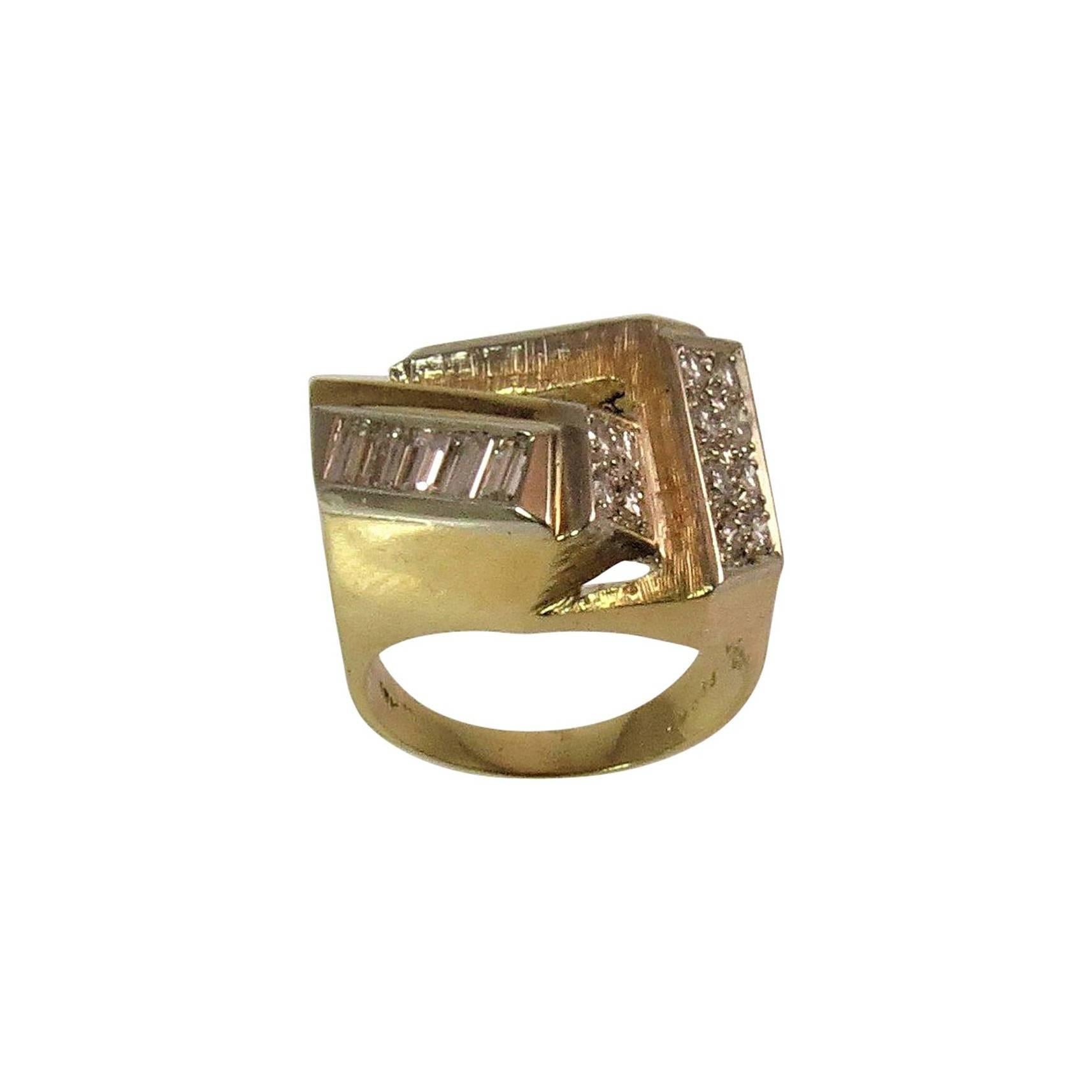 Zeitgenössischer Ring aus 18 Karat Gelbgold mit rundem und Baguette-Diamant im Angebot