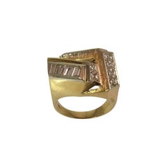 18 Karat Yellow Gold Round and Baguette Diamond Contemporary Ring