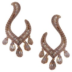 Orecchini con nappe a spirale in oro giallo 18 carati con diamanti bianchi tondi e baguette