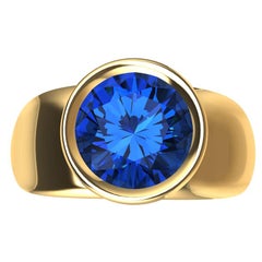 Anello scultura in oro giallo 18 carati con zaffiro blu rotondo da 2,69 carati