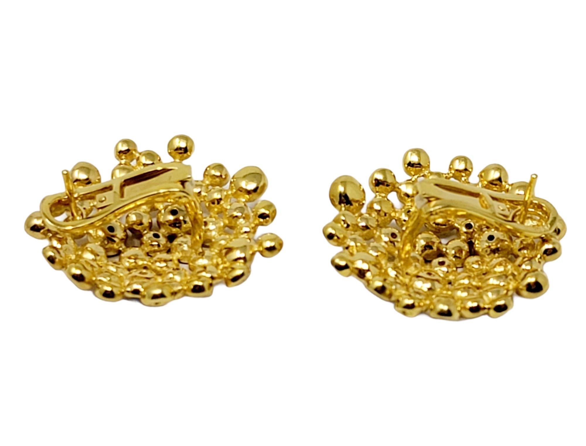 Clous d'oreilles en or jaune 18 carats avec médaillon rond en forme de bulles et diamants  Excellent état - En vente à Scottsdale, AZ