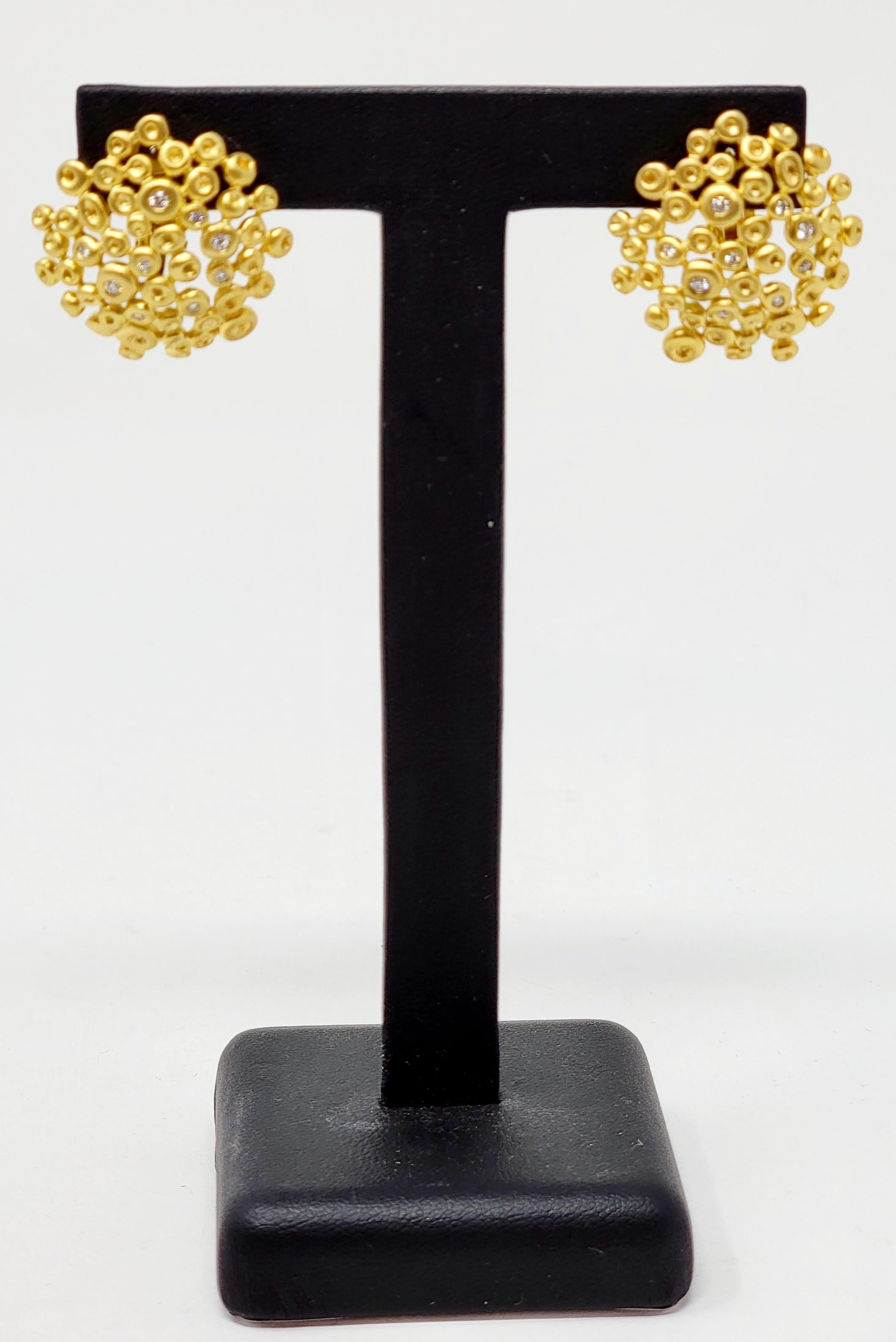 Clous d'oreilles en or jaune 18 carats avec médaillon rond en forme de bulles et diamants  en vente 1