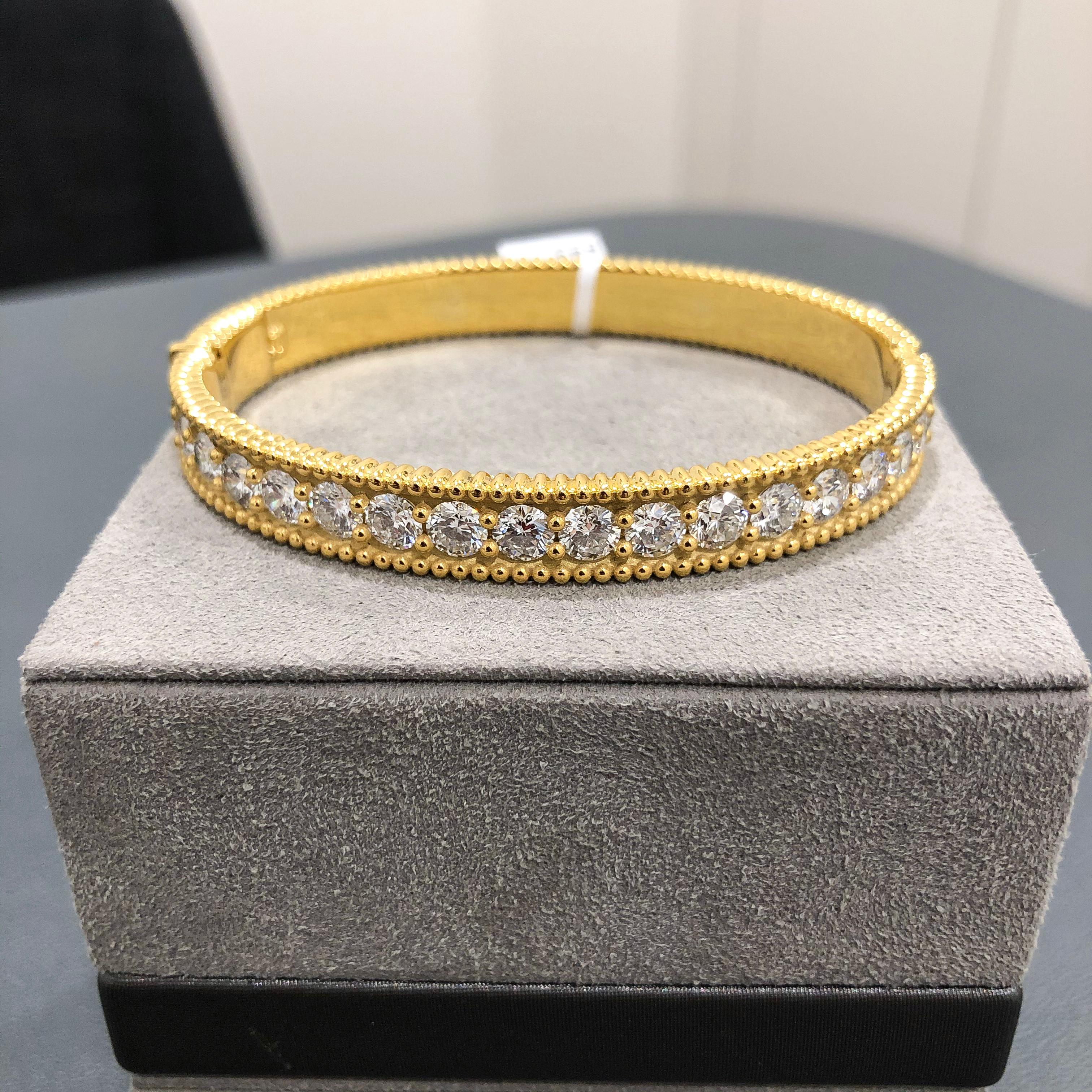 Moderne Bracelet jonc Roman Malakov en diamants de forme ronde brillants de 5,68 carats au total en vente