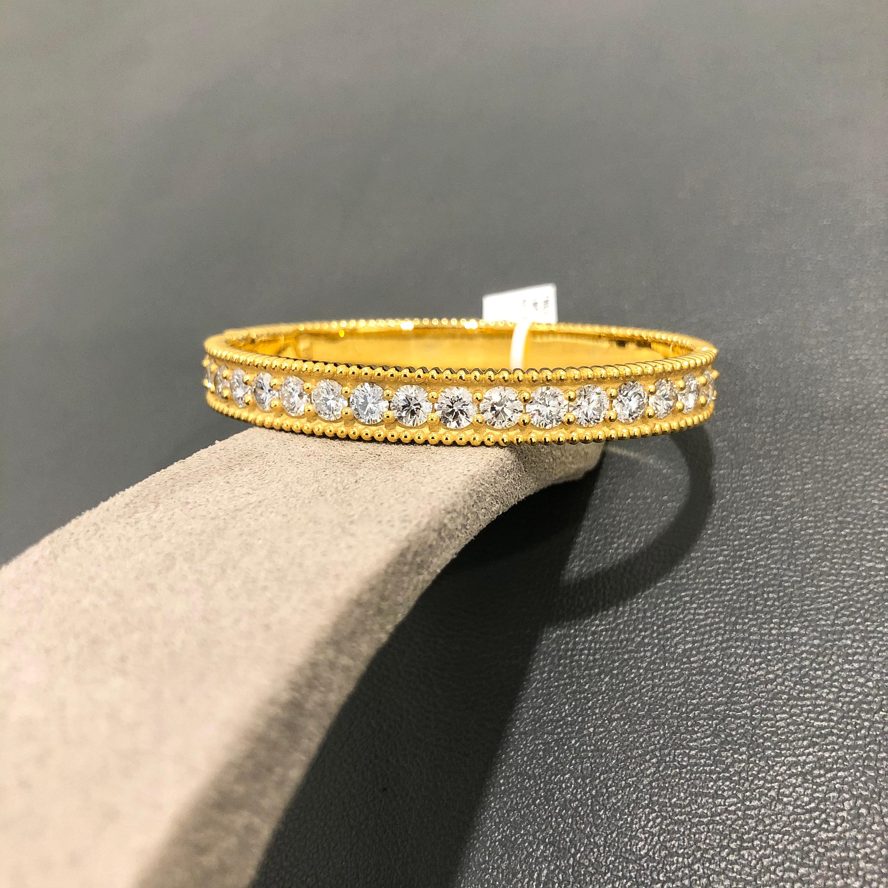 Taille ronde Bracelet jonc Roman Malakov en diamants de forme ronde brillants de 5,68 carats au total en vente