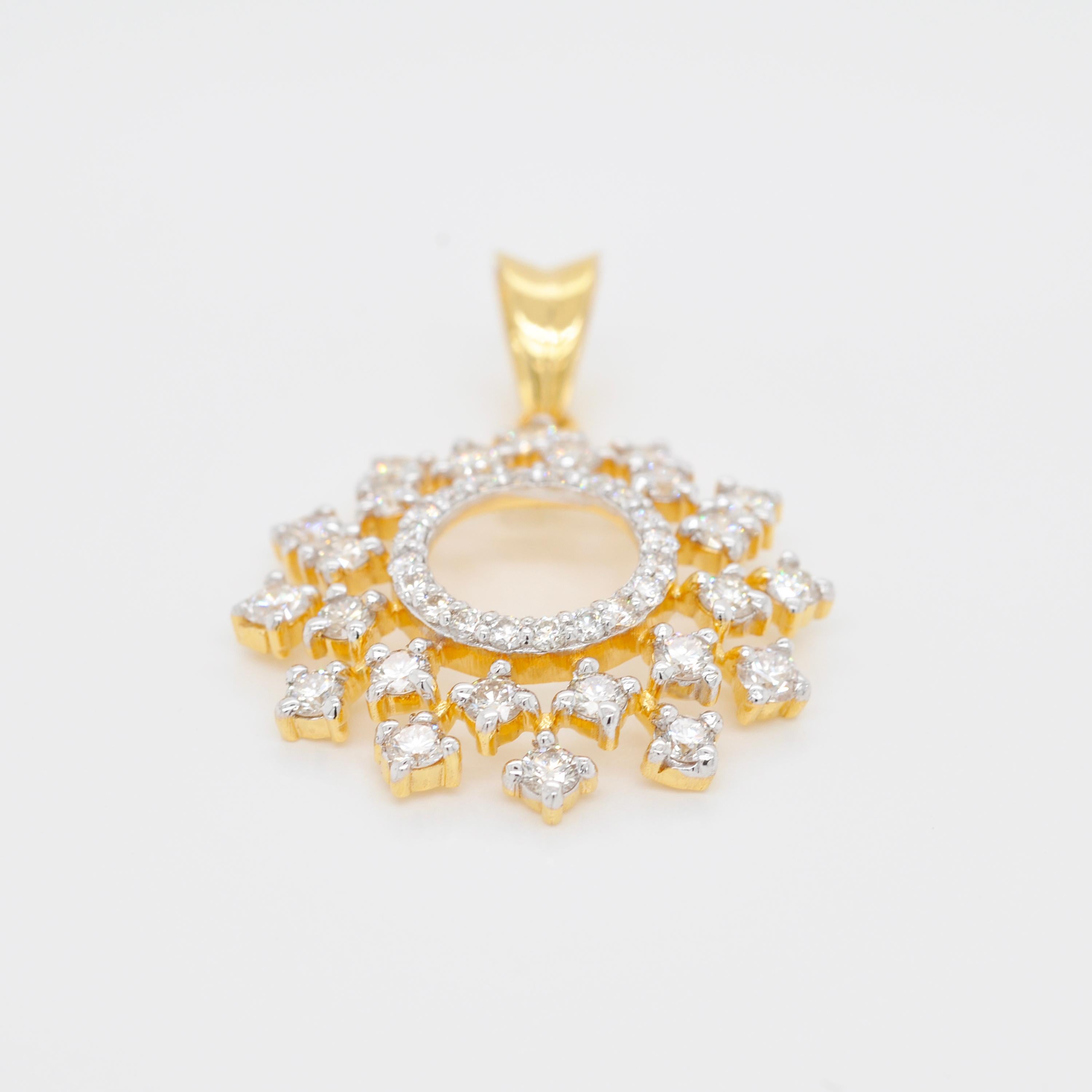Collier pendentif en or jaune 18 carats avec diamants ronds éparpillés en vente 4