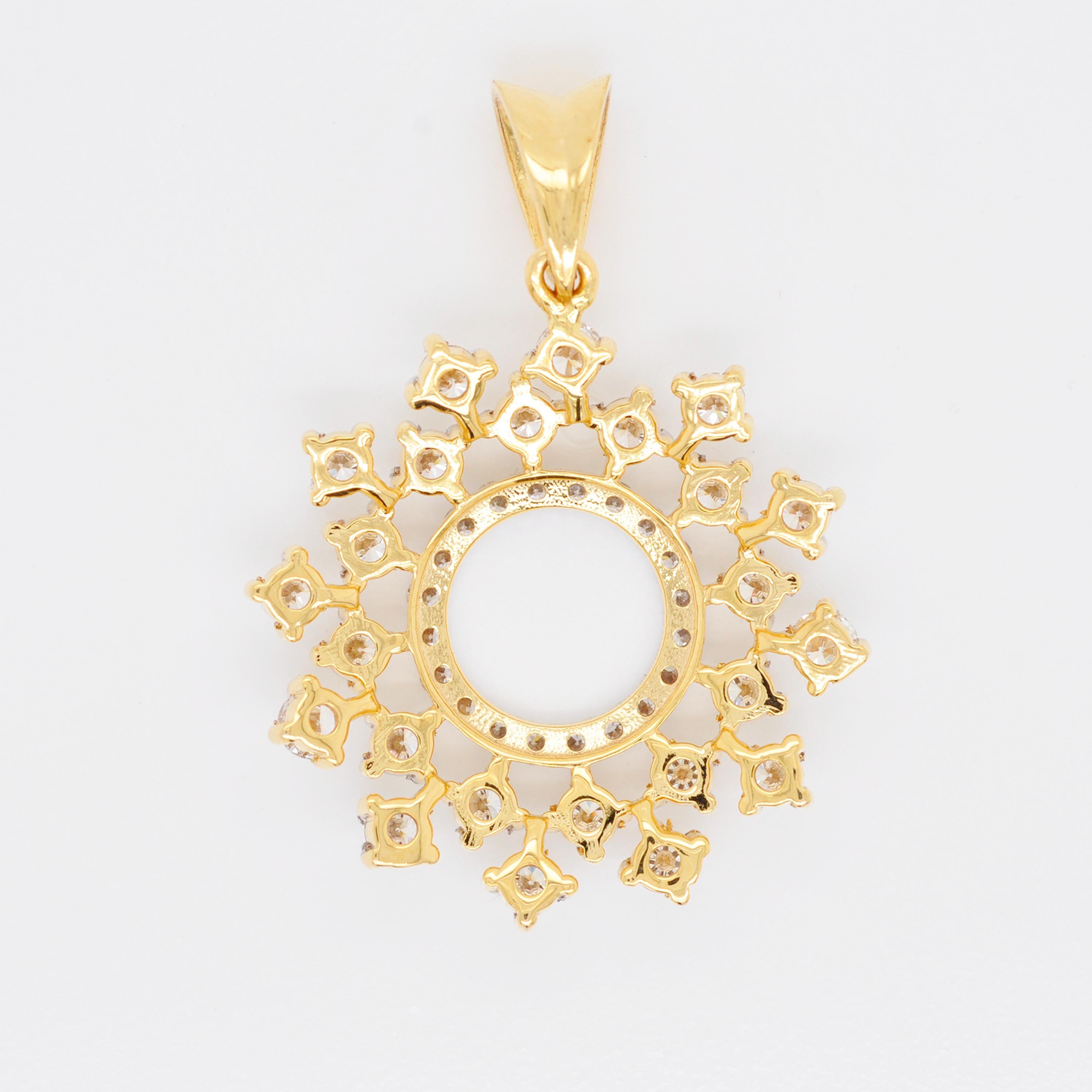 Collier pendentif en or jaune 18 carats avec diamants ronds éparpillés en vente 5