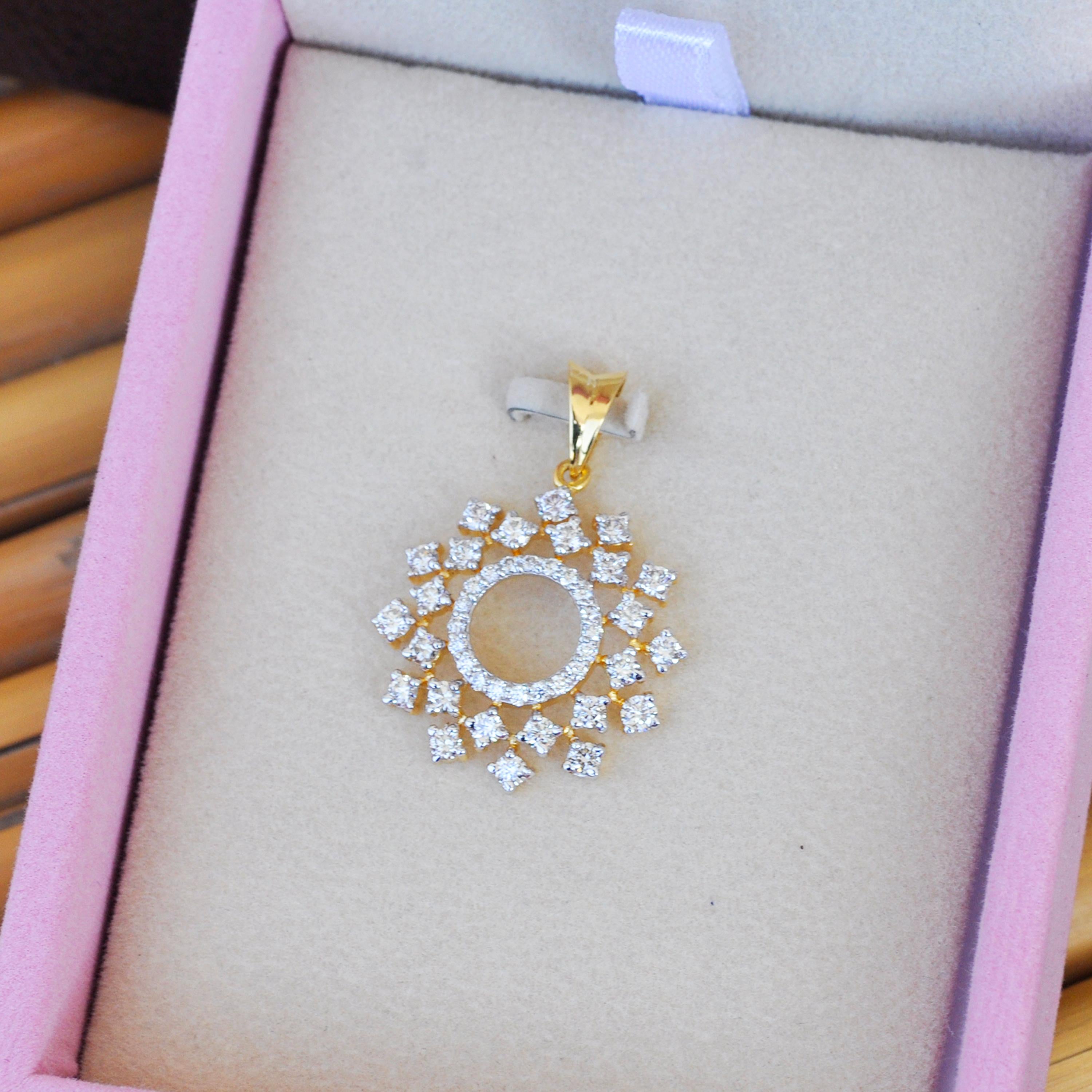 Collier pendentif en or jaune 18 carats avec diamants ronds éparpillés Neuf - En vente à Jaipur, Rajasthan