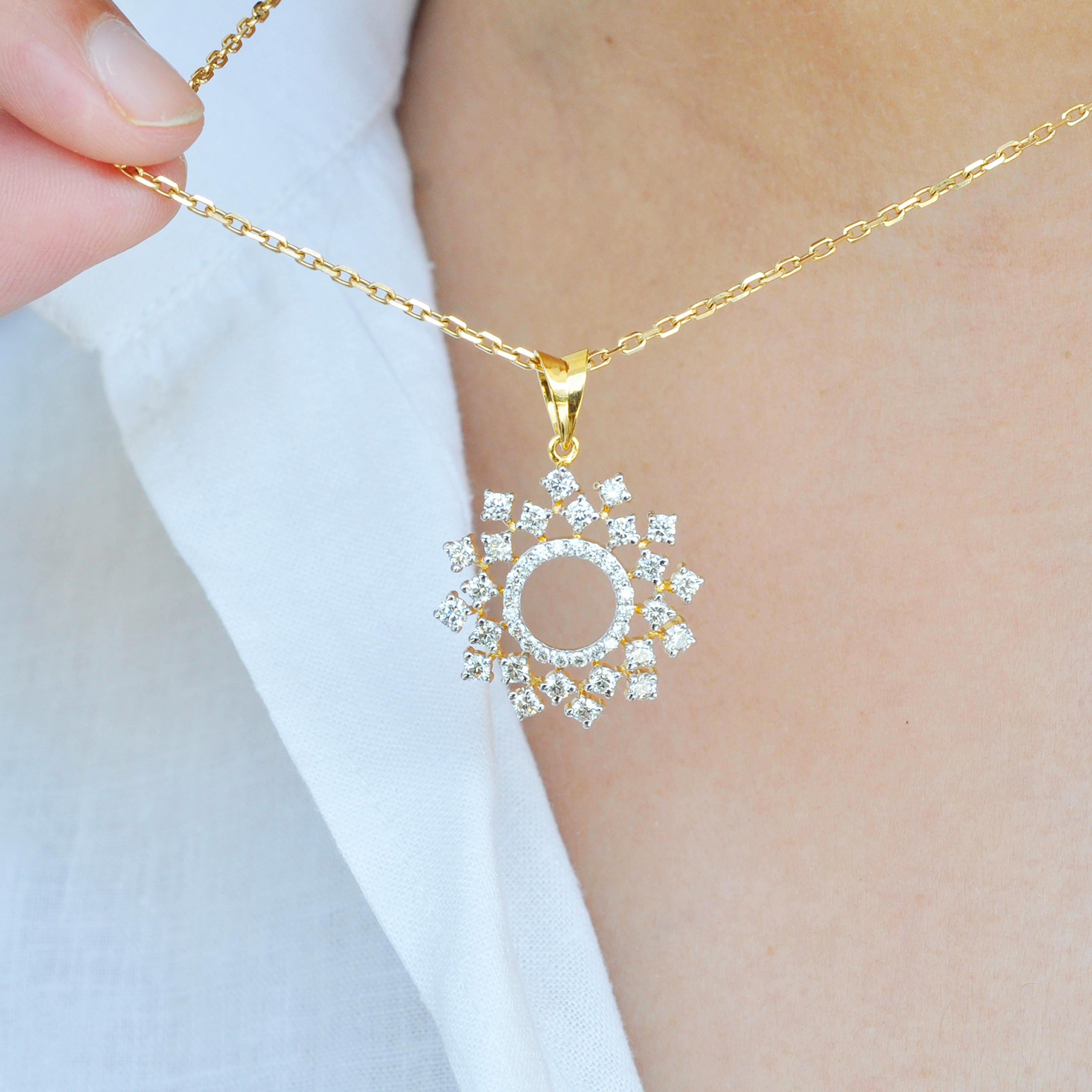 Collier pendentif en or jaune 18 carats avec diamants ronds éparpillés Pour femmes en vente