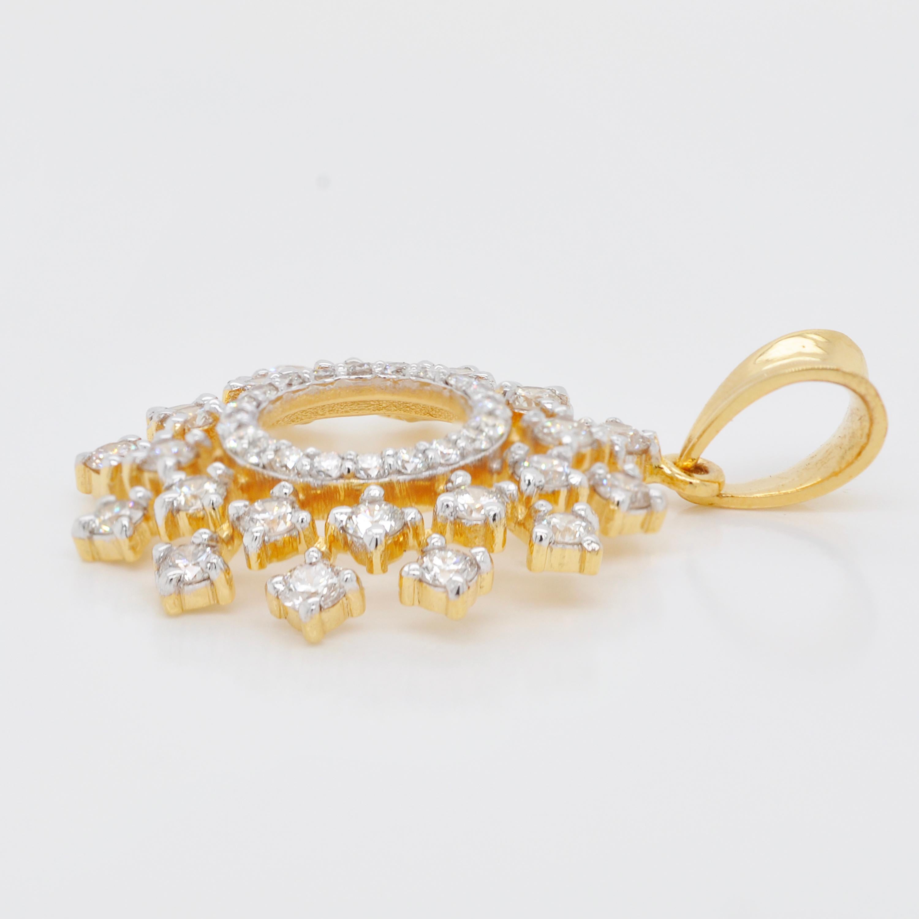 Collier pendentif en or jaune 18 carats avec diamants ronds éparpillés en vente 3