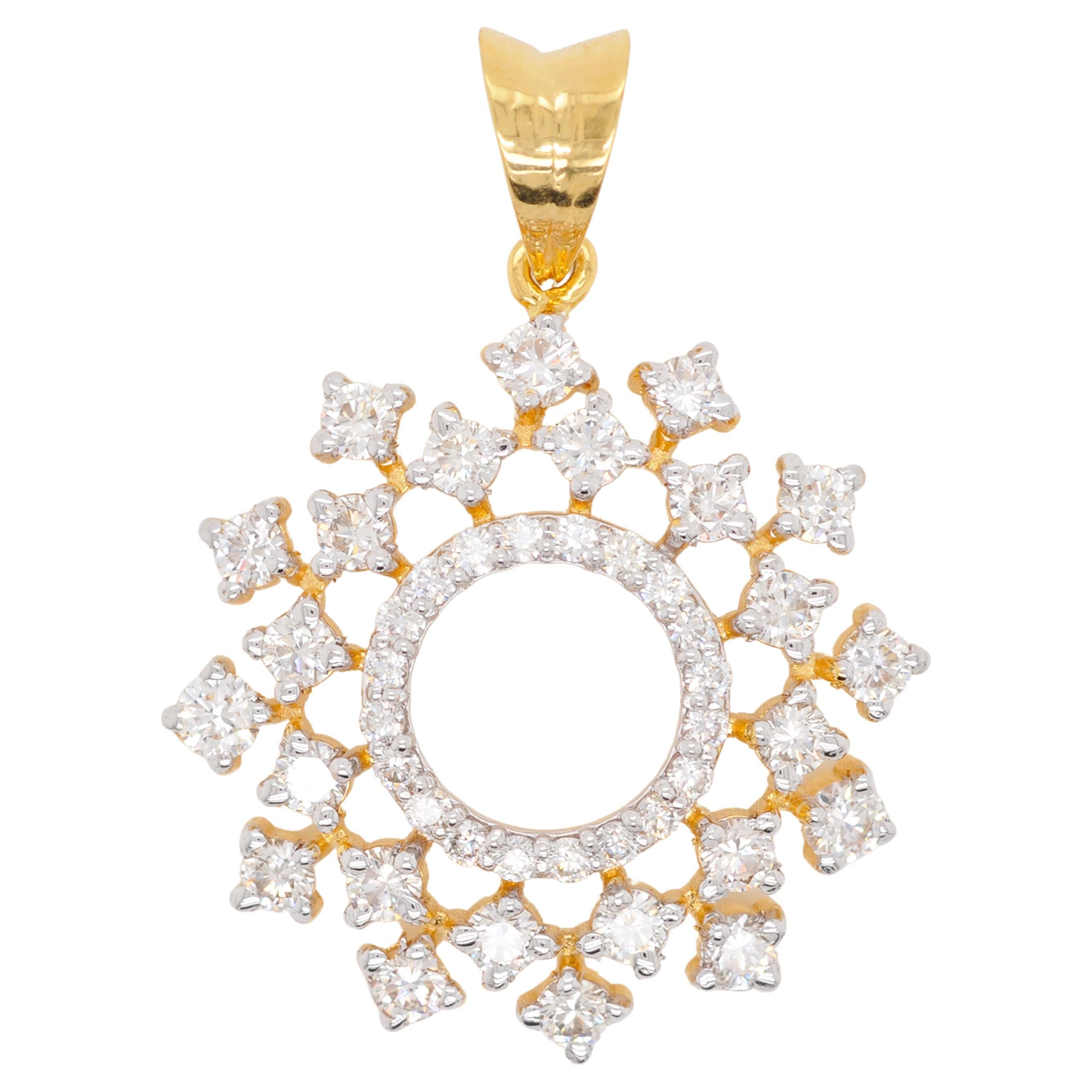 Collier pendentif en or jaune 18 carats avec diamants ronds éparpillés en vente
