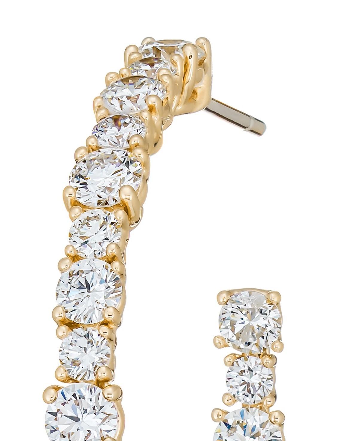 AS29
18k yellow gold round diamond small hoop earrings

Diamonds will never be out of style! Crafted from 18kt yellow gold, these white diamond small hoop earrings from AS29 exude nothing more than timeless elegance. Diamonds are a girl's best