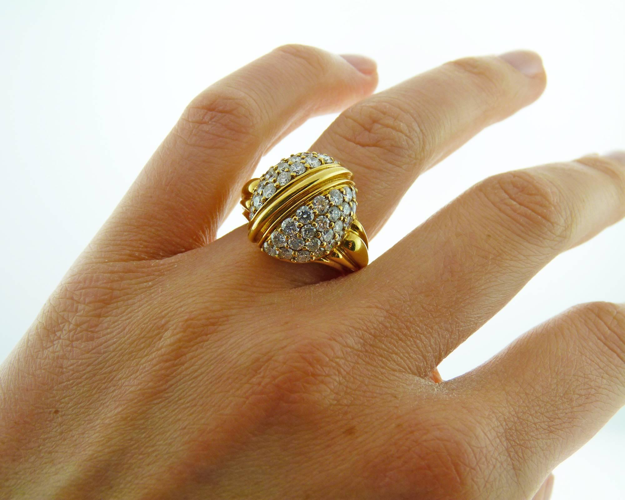 Bague cocktail en or jaune 18 carats et diamants Unisexe en vente