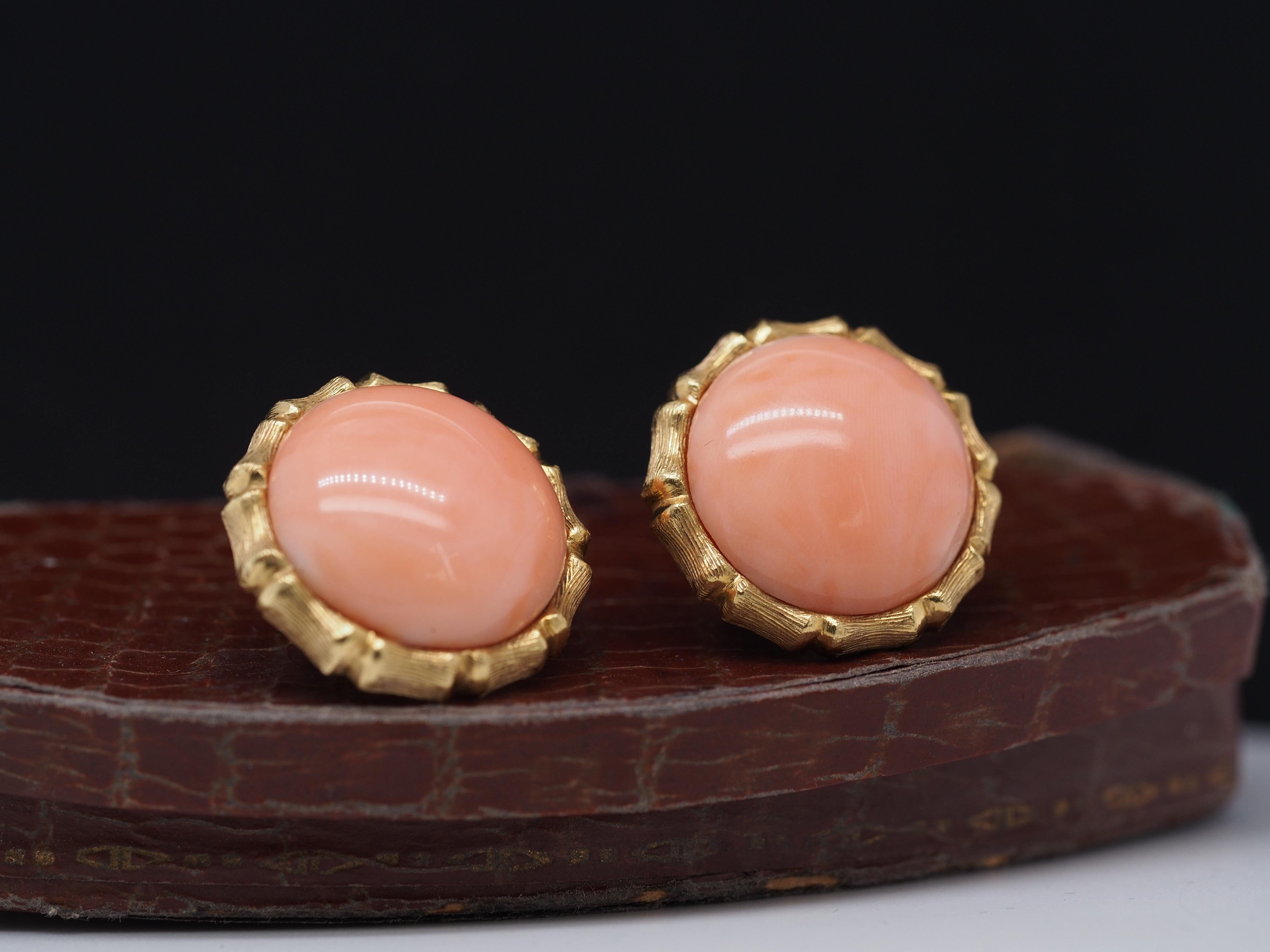 Metal Type: 18k Yellow Gold  [Hallmarked, and Tested]
Weight:  17.0 grams

Stone Details:

Type: Coral, Natural
Weight: 10ct, total weight
Cut: Round Dome Cabochon
Color: Pinkish Orange (Angel Skin)

Measurements: .8inch Diameter
Condition: 
