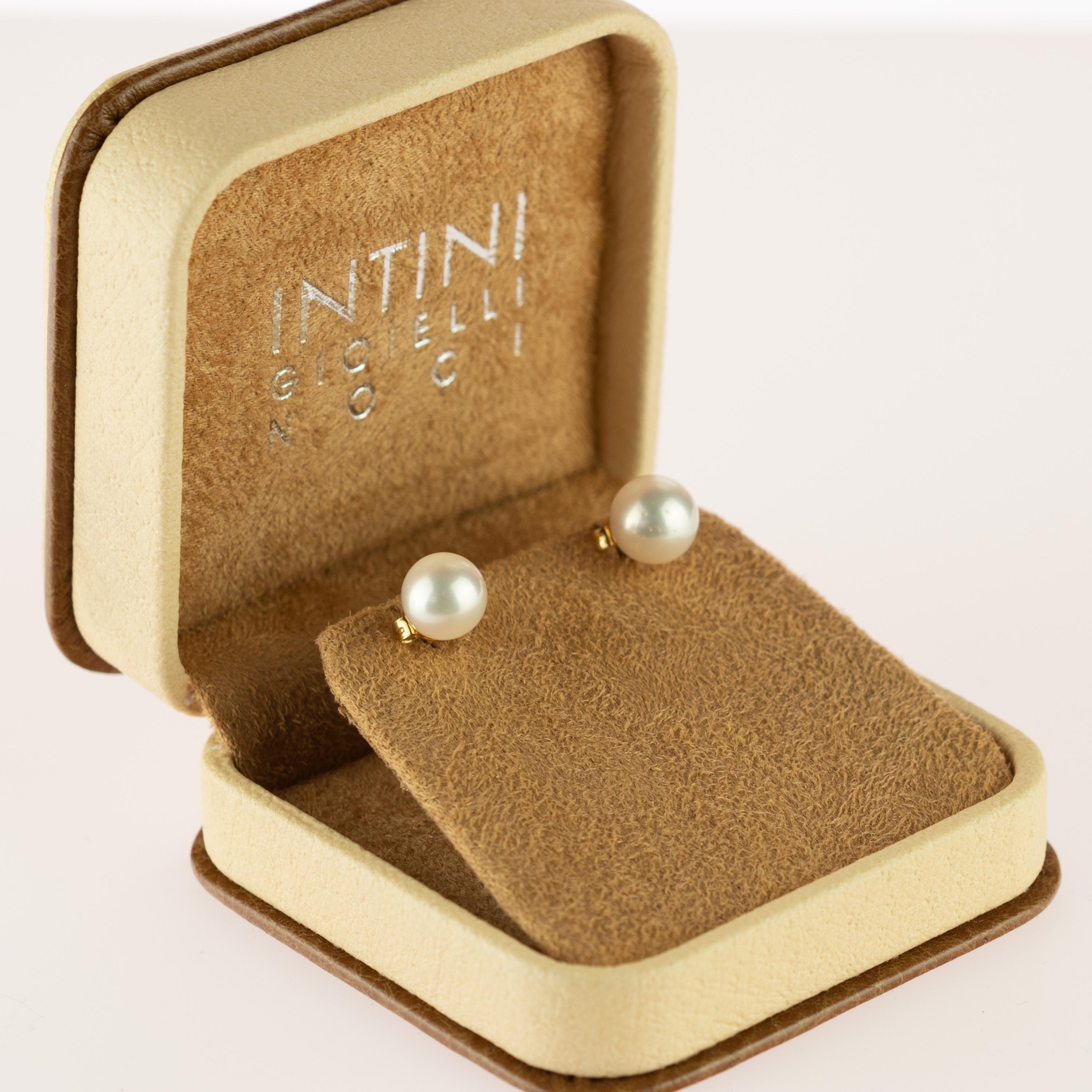 Italian crafted stud earrings. 18 karat yellow gold freshwater 10mm pearls. These pearls are inspired by the simplicity of natural beauty. With a perfect size, it will fill with light the face of those who wear them. The pearl is known as the jewel