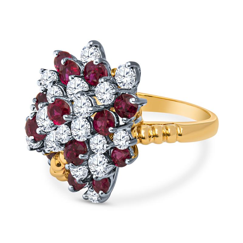 Dieser Vintage-Cocktailring ist mit einem Cluster aus runden Rubinen von ca. 1,50 Karat Gesamtgewicht und runden natürlichen Diamanten von 1,50 Karat Gesamtgewicht besetzt. Er ist mit einem asymmetrischen Schaft aus 18 Karat Gelbgold mit Seildetail