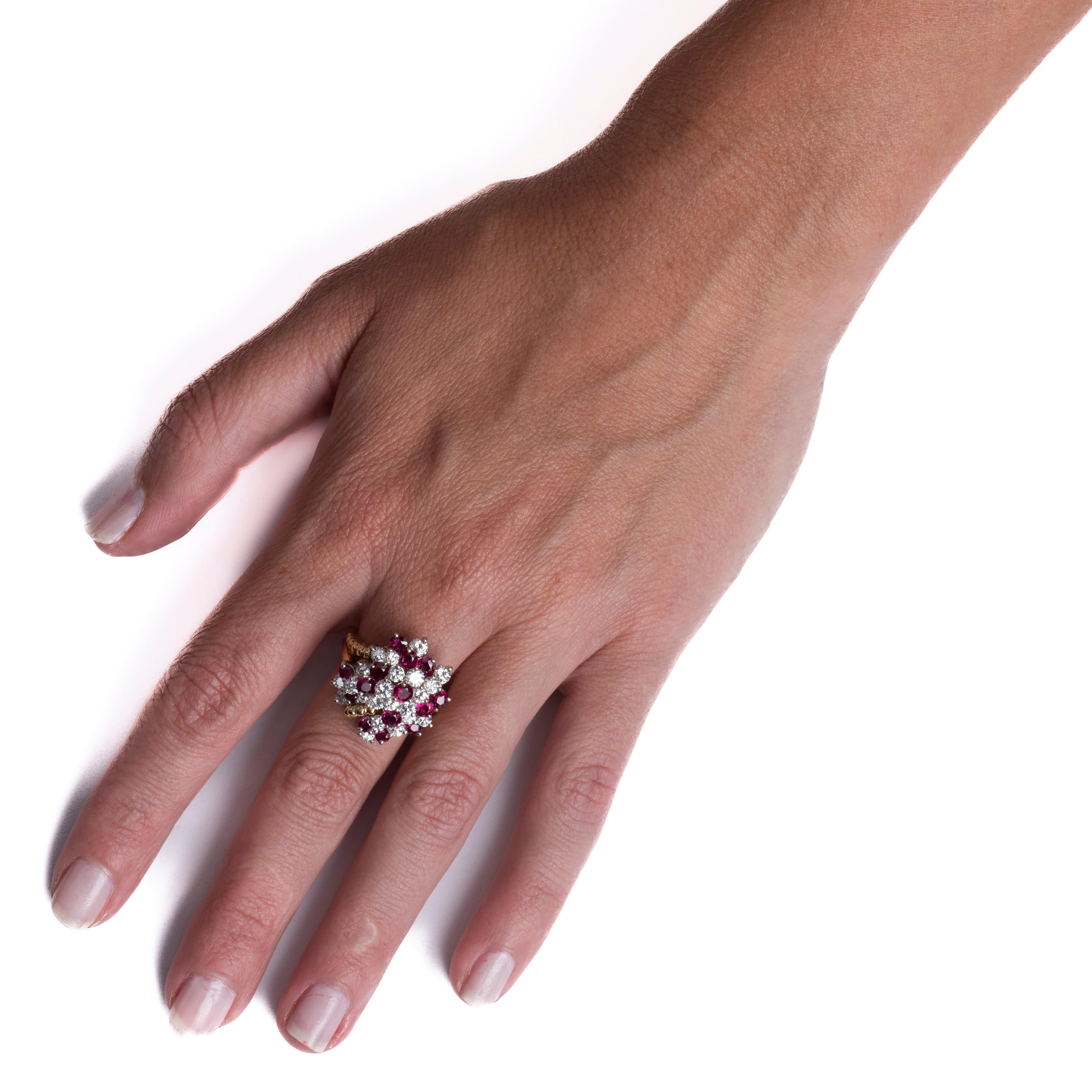 18 Karat Gelbgold Runder Rubin & Diamant Vintage Cocktail-Cluster-Ring im Zustand „Hervorragend“ in Houston, TX