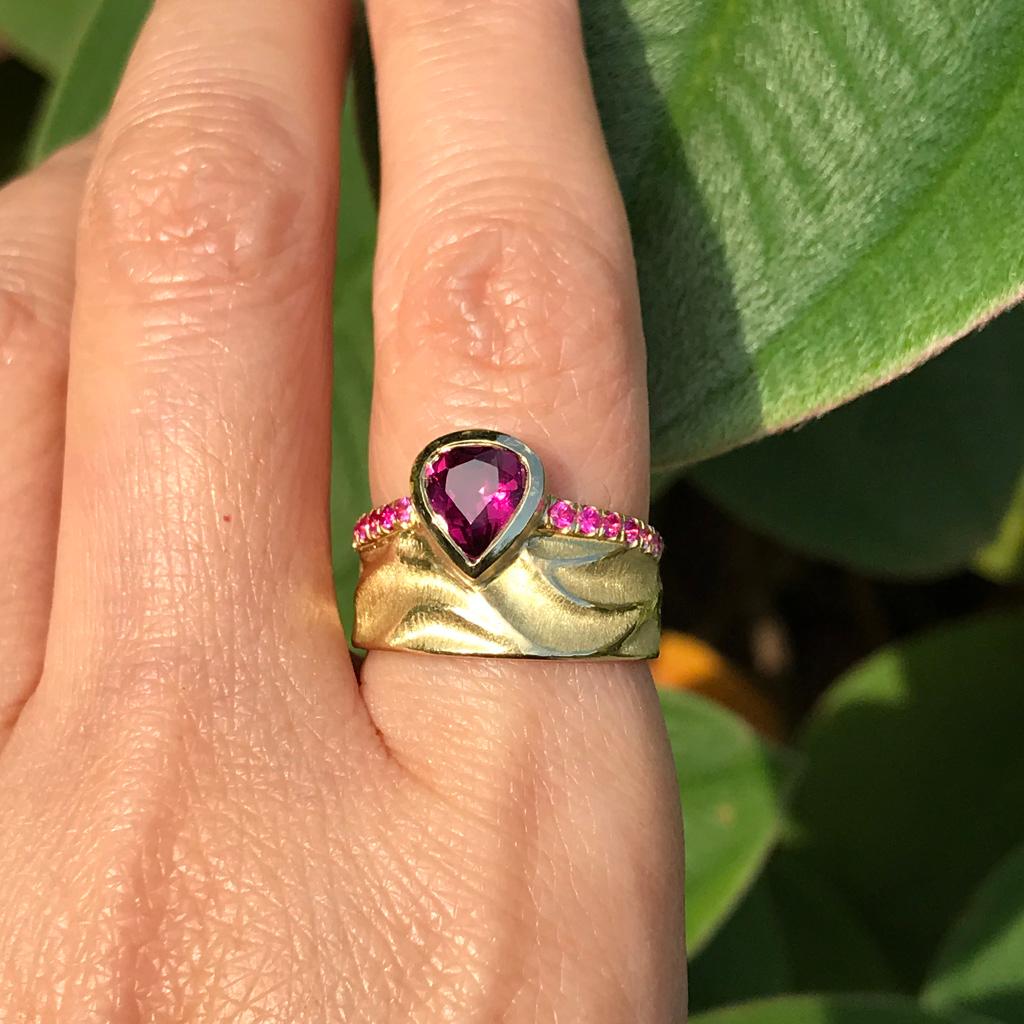 En vente :  Bague couronne royale en or jaune 18 carats avec grenat rhodolite de Keiko Mita 2