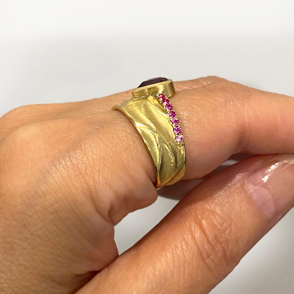 En vente :  Bague couronne royale en or jaune 18 carats avec grenat rhodolite de Keiko Mita 4