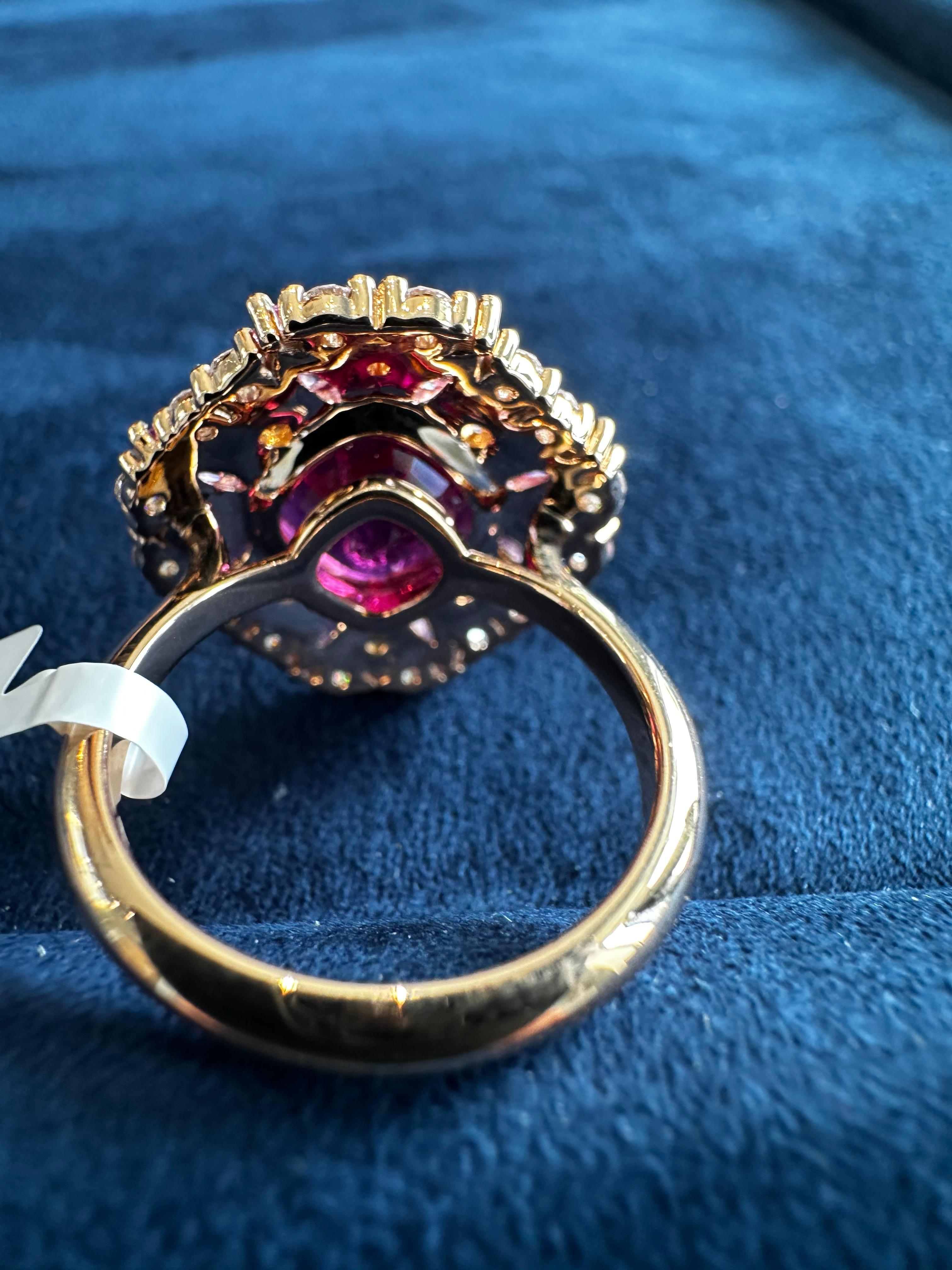 Dieser atemberaubende Ring aus 18 Karat Roségold ist ein echter Hingucker, mit dem Sie sich wie ein König fühlen werden. Sein Herzstück ist ein satter, tiefrosa Rubellit (4,59 ct), der bei jeder Bewegung das Licht einfängt und Wärme und Eleganz