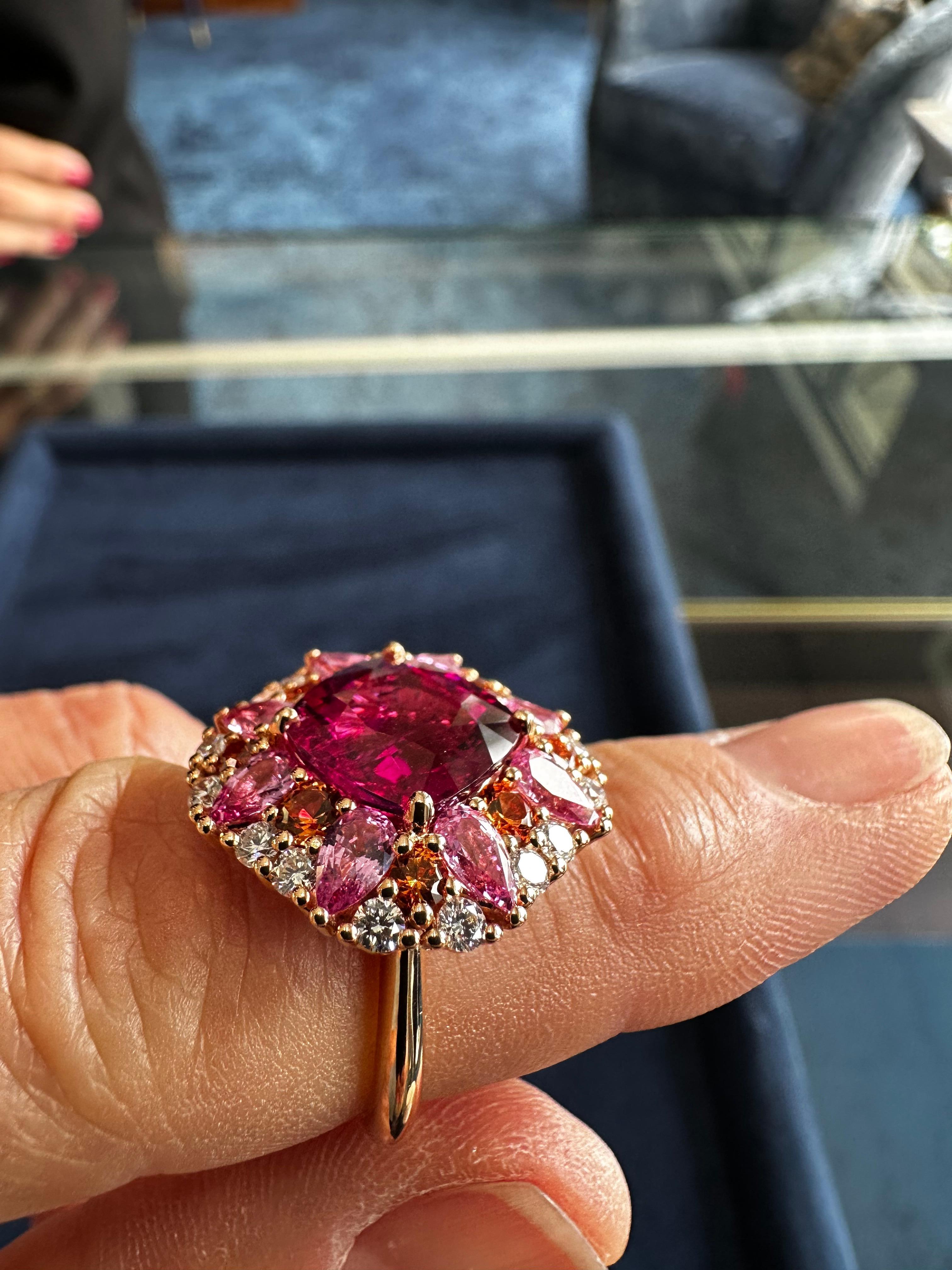 18 Karat Gelbgold Rubelit-Ring mit orangefarbenen und rosa Saphiren und Diamanten (Kunsthandwerker*in) im Angebot