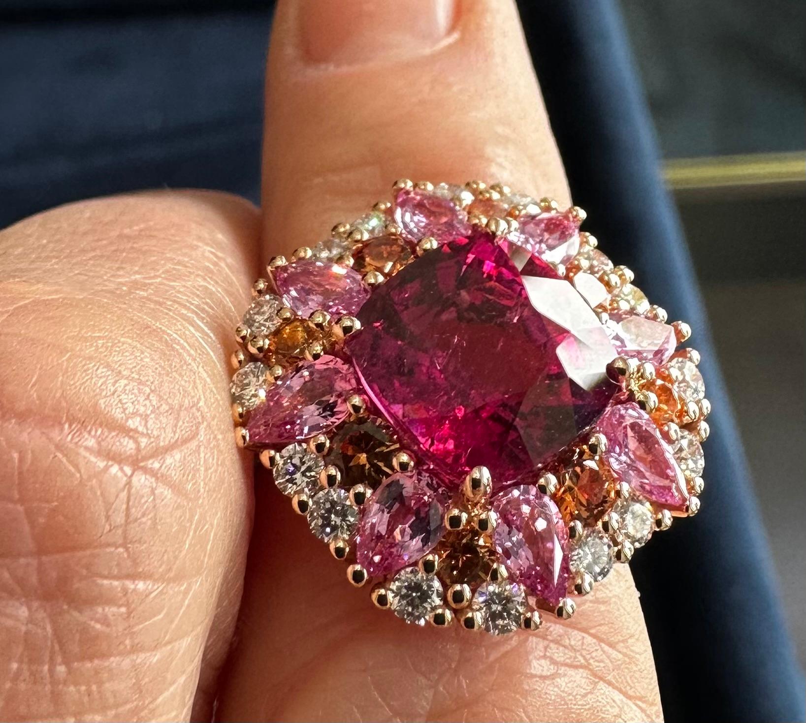18 Karat Gelbgold Rubelit-Ring mit orangefarbenen und rosa Saphiren und Diamanten (Brillantschliff) im Angebot