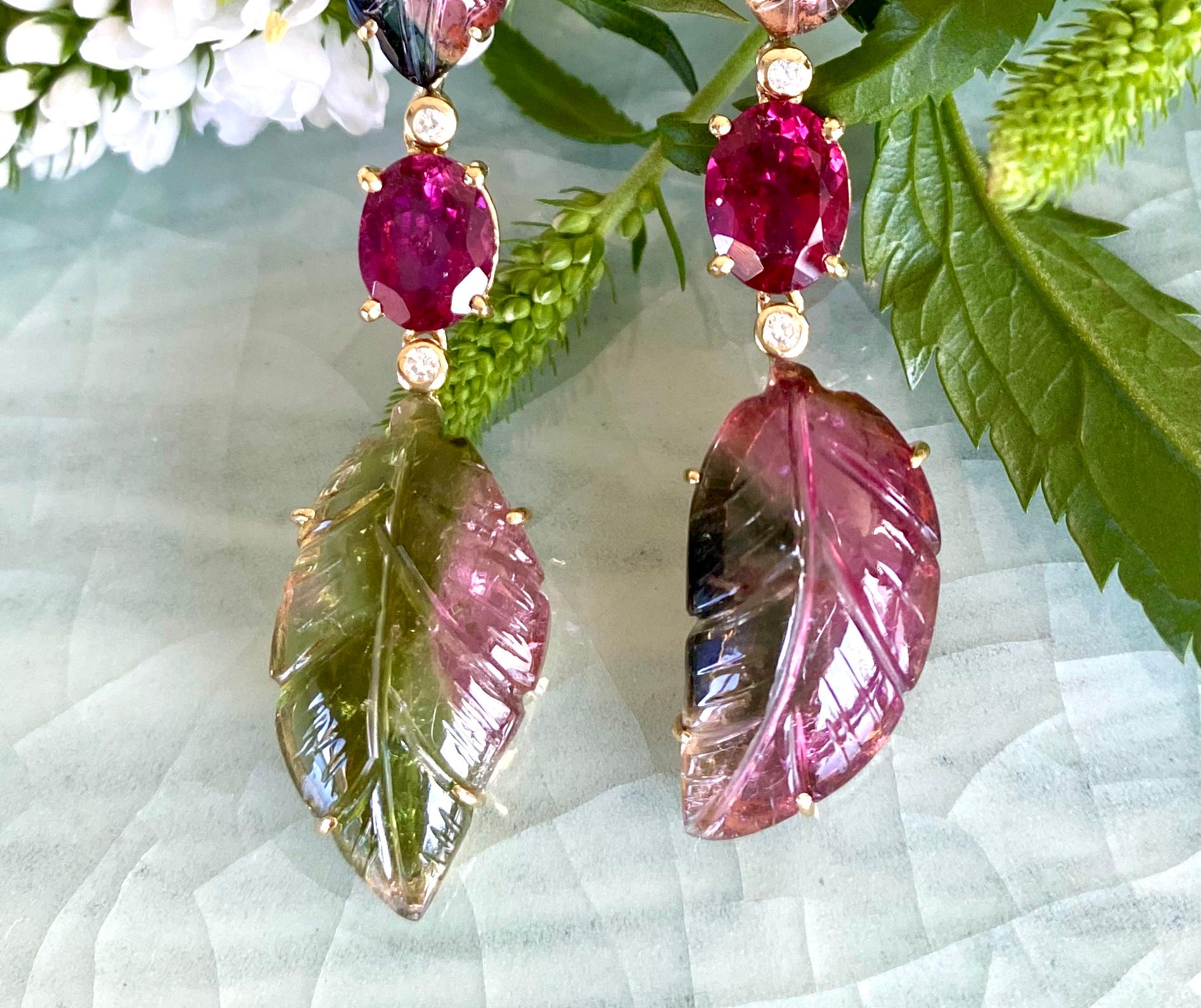 Taille mixte Pendants d'oreilles en or jaune 18 carats avec rubellite, tourmaline bicolore sculptée et diamants en vente