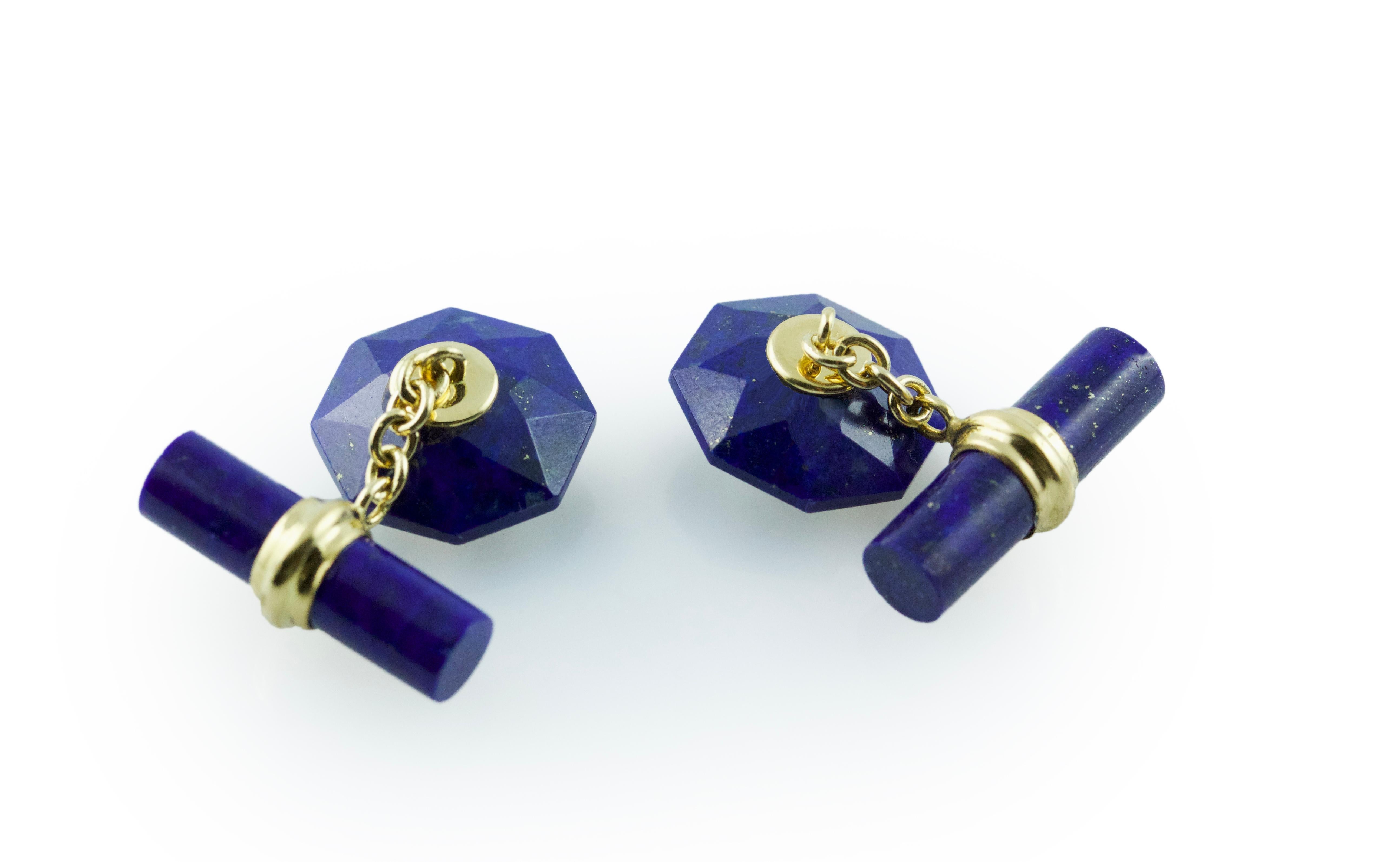 Der auffallend blaue Farbton von Lapis Lazuli verleiht dem klassischen Design dieser Manschettenknöpfe einen modernen Touch. 
Die Vorderseite ist als konvexes Achteck geformt, dessen zahlreiche Schliffe das Licht wunderschön reflektieren, während