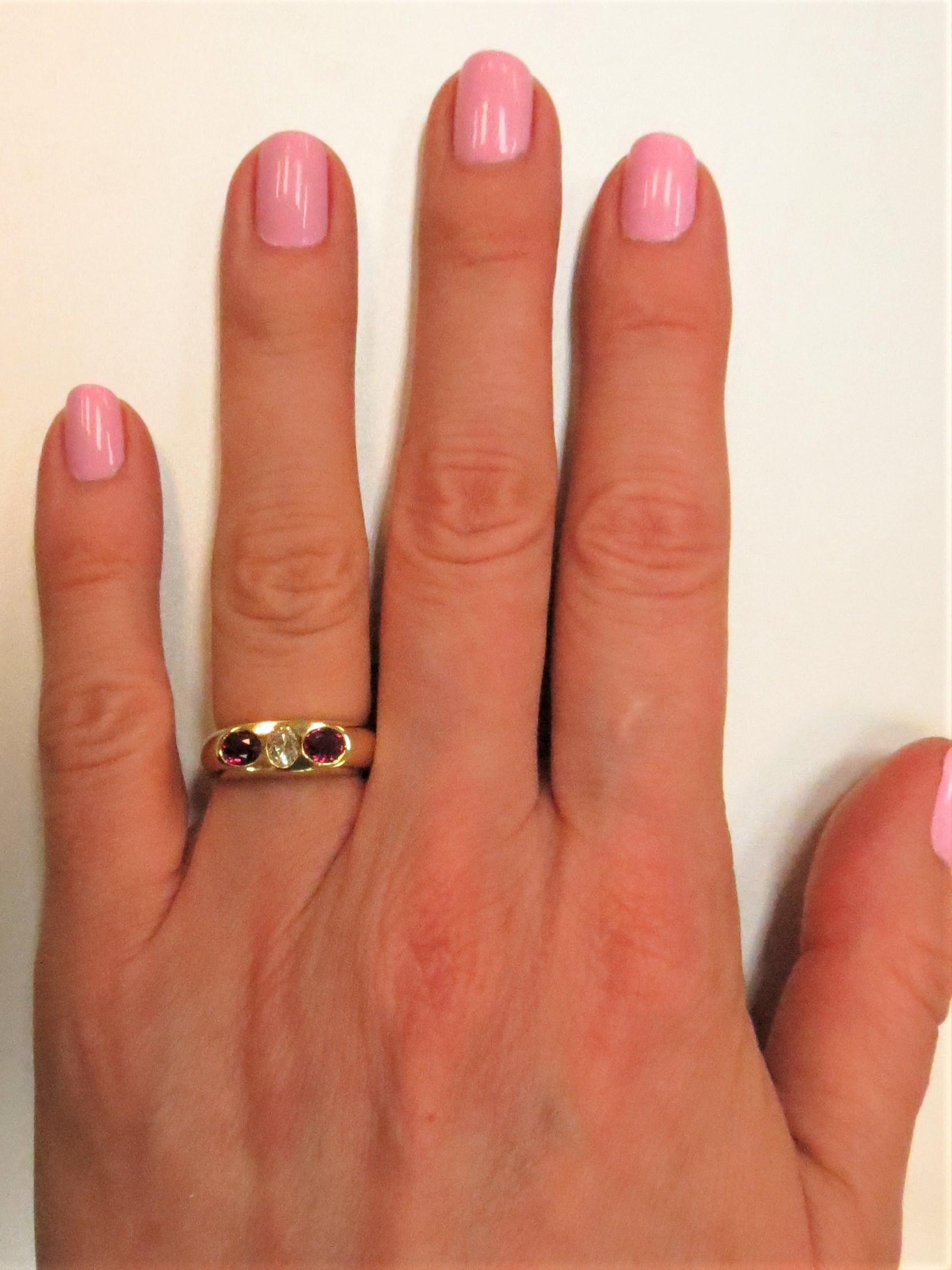Anillo en banda de oro amarillo de 18 quilates, engastado a ras con un diamante ovalado de 0,21 quilates, color H, claridad VS y 2 rubíes ovalados de 0,60 quilates
Dedo talla 5,5, se puede tallar
Última venta al por menor 3500