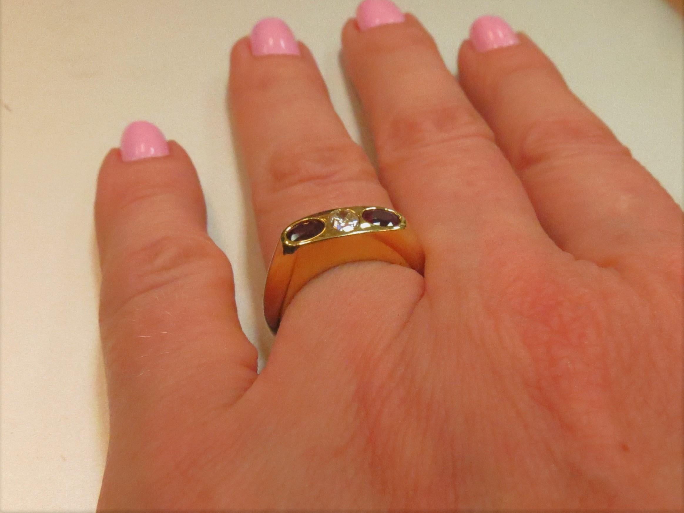 Anillo de oro amarillo de 18 quilates con rubí y diamantes Contemporáneo en venta