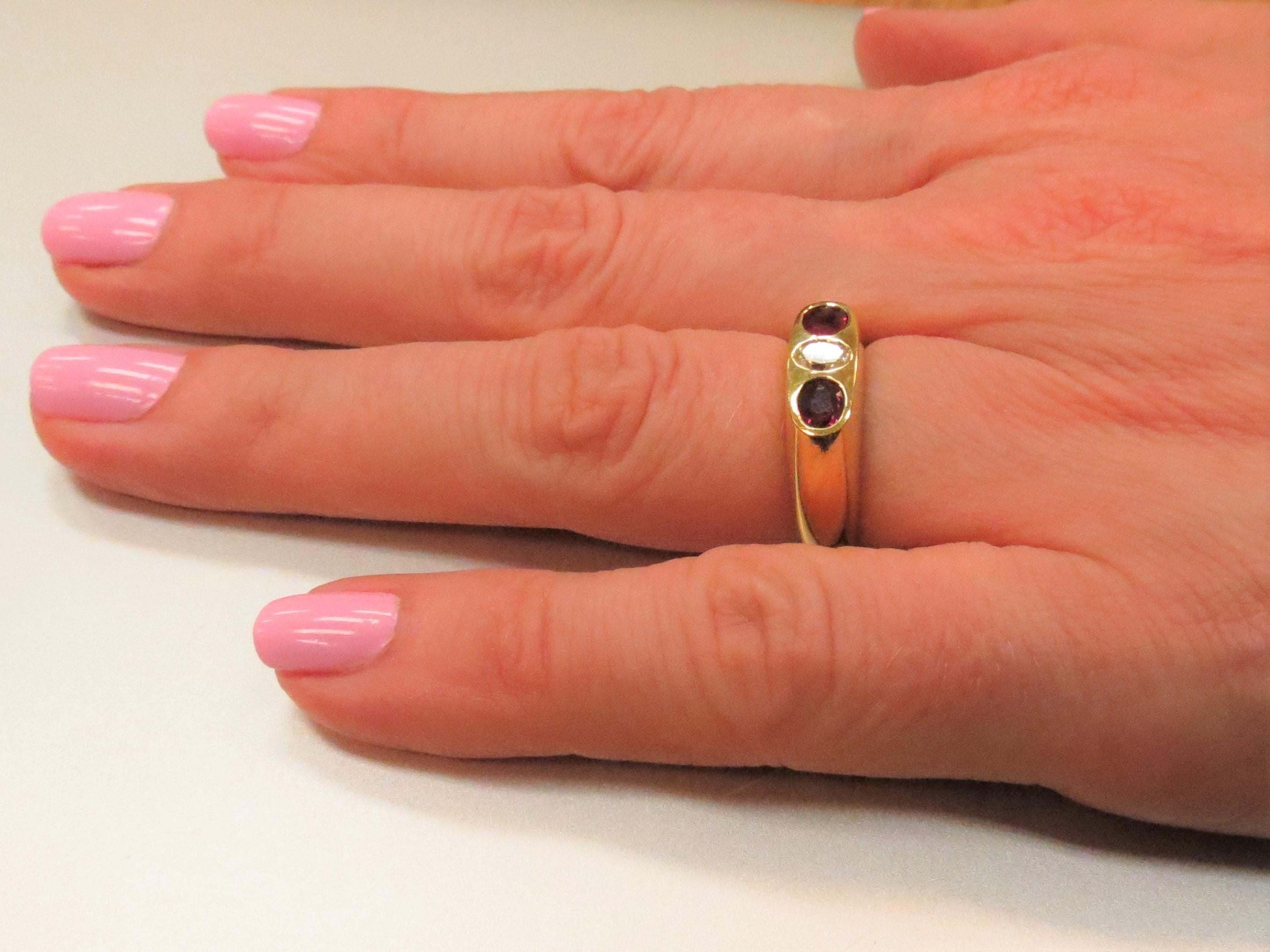 Anillo de oro amarillo de 18 quilates con rubí y diamantes Corte redondo en venta